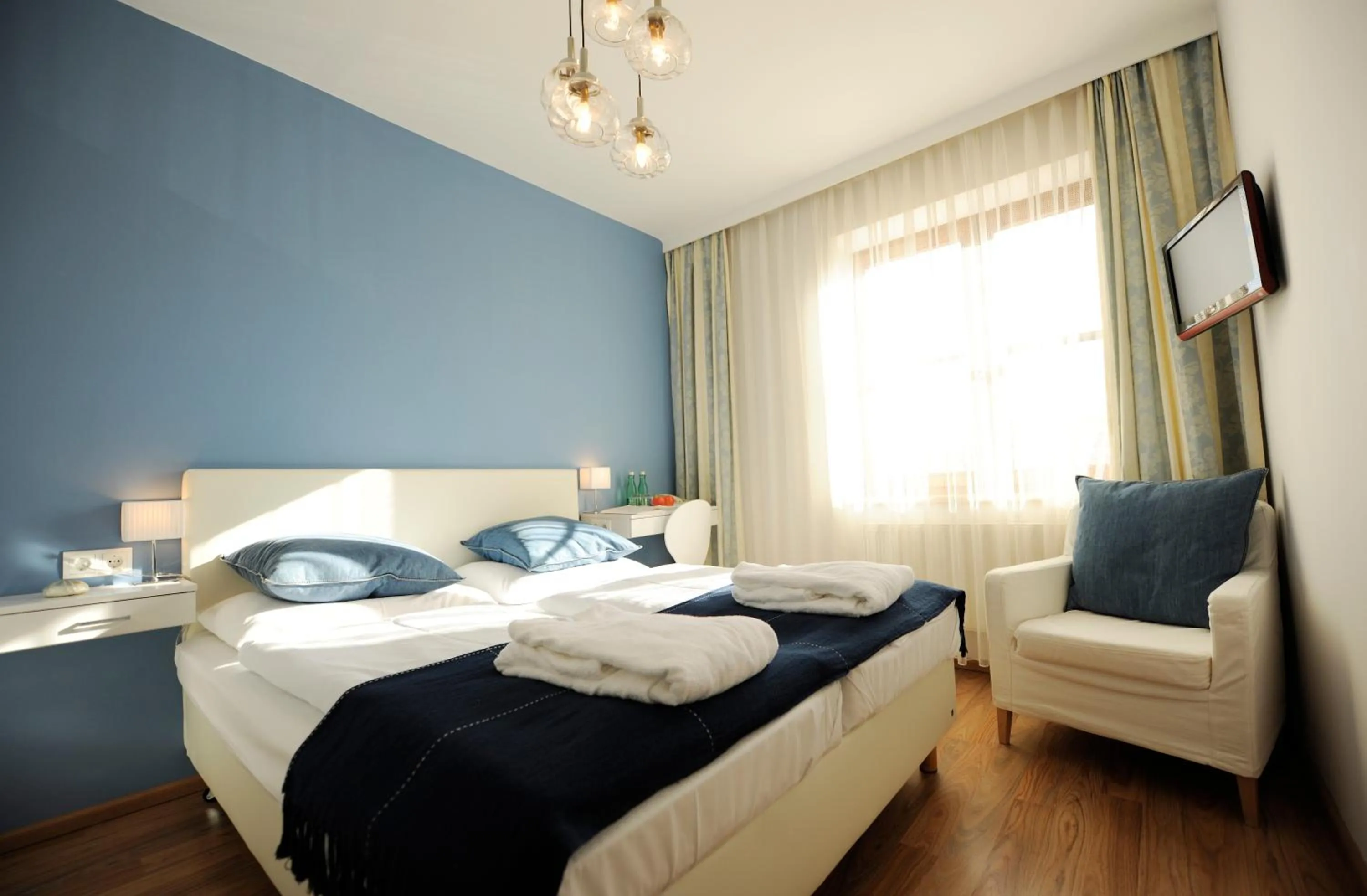 Photo of the whole room, Bed in Seewirt & Haus Attila