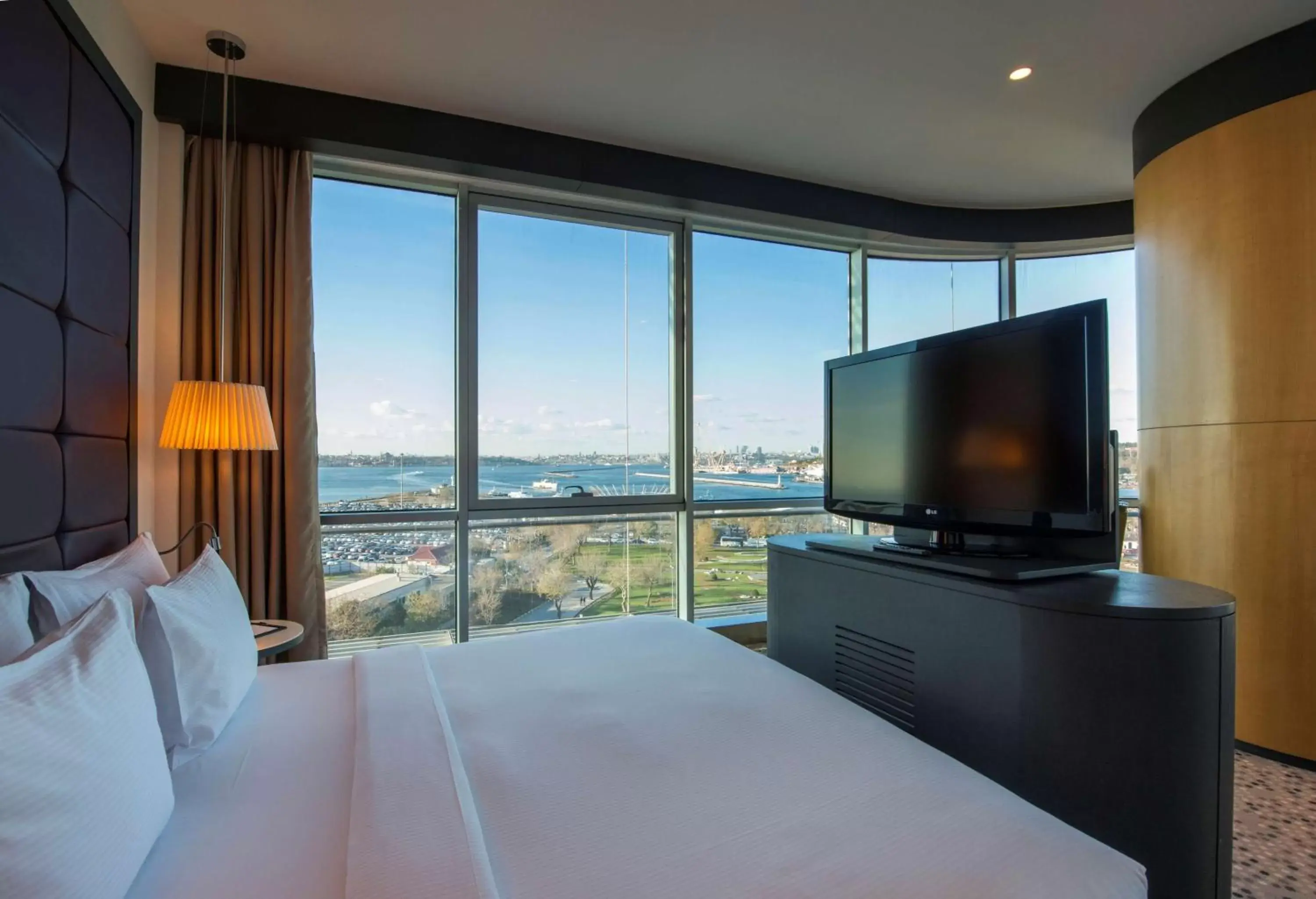Bed, TV/Entertainment Center in DoubleTree By Hilton Istanbul - Moda