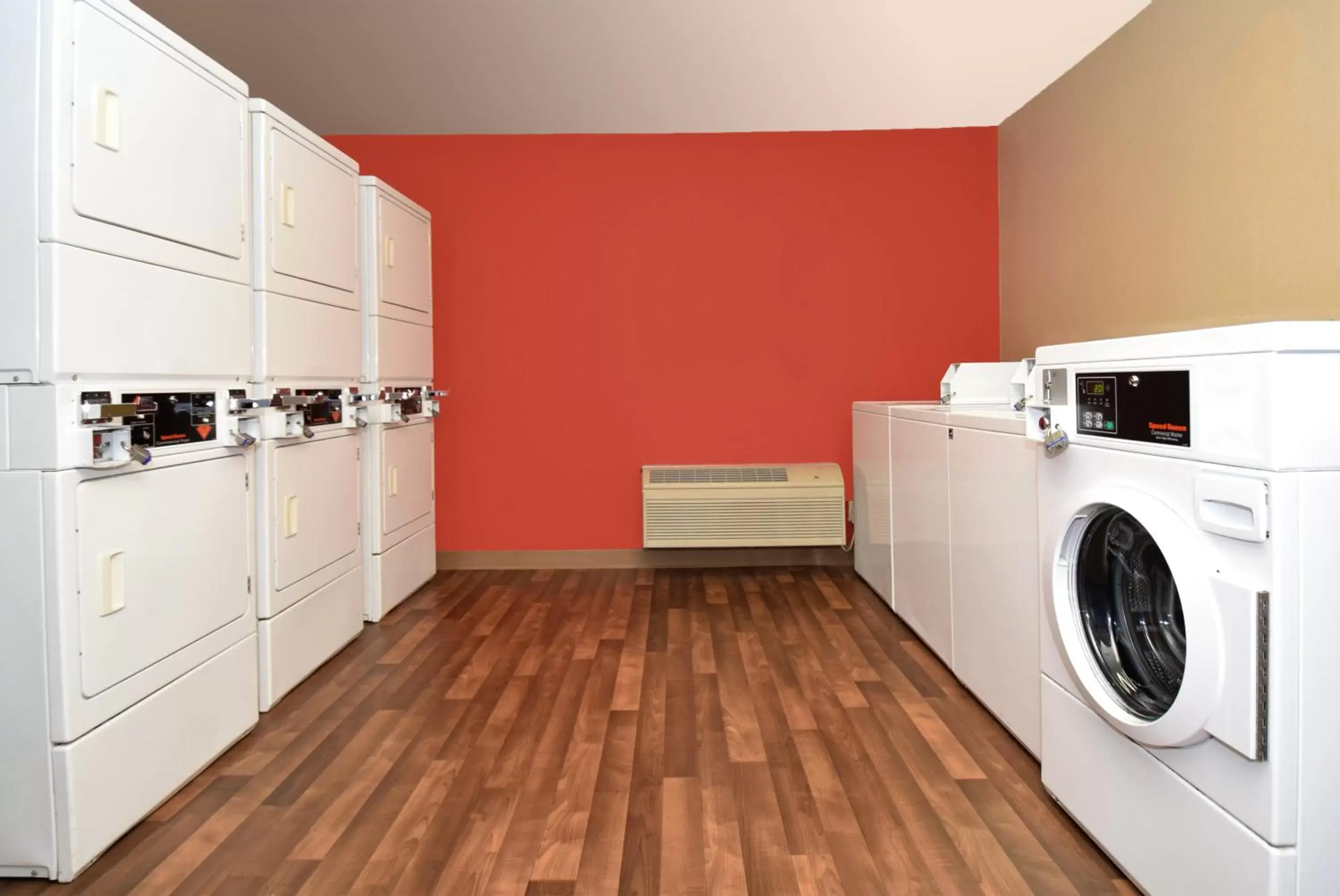 laundry, Kitchen/Kitchenette in Extended Stay America Suites - Detroit - Farmington Hills