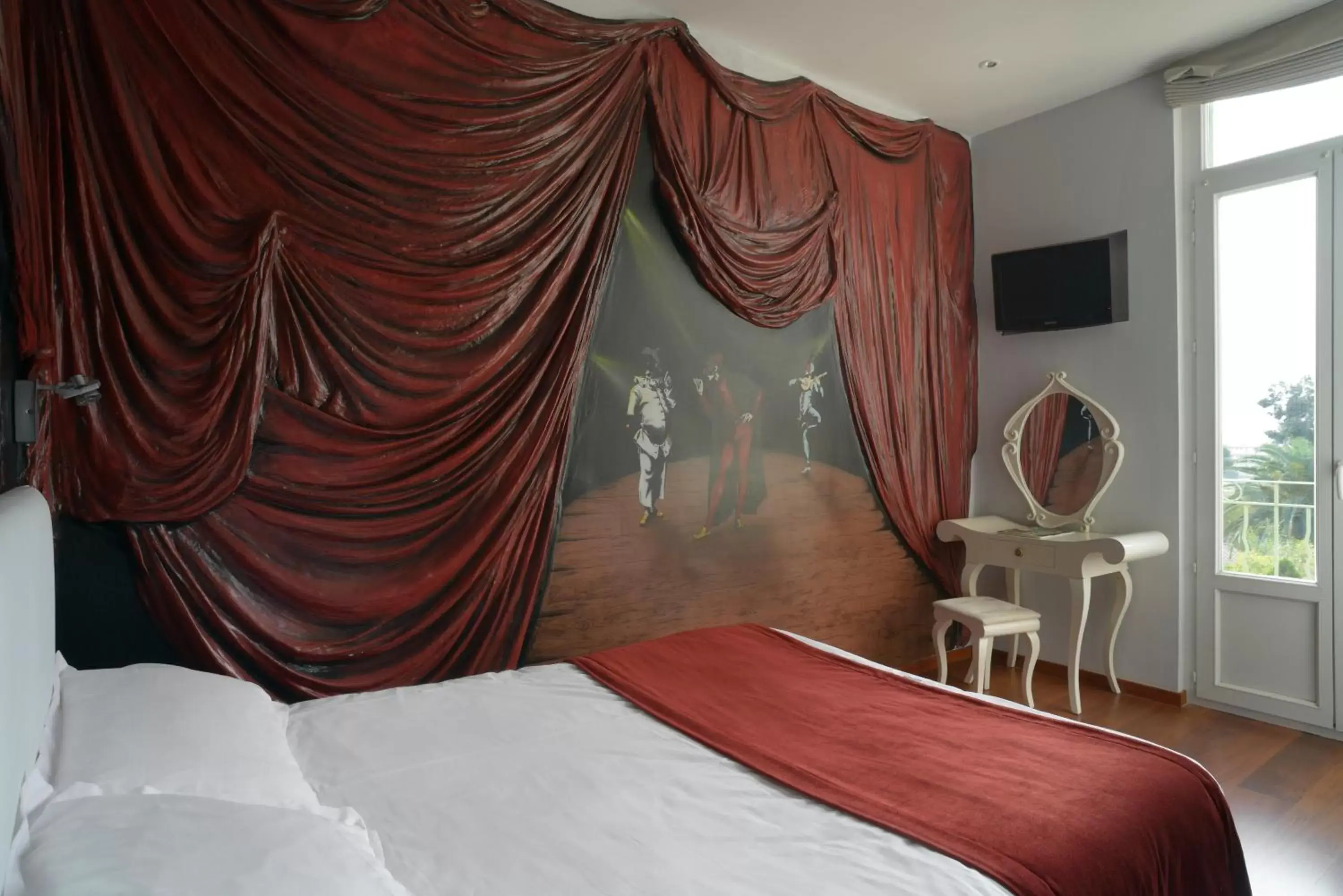 Day, Bed in Idéal Séjour - Hôtel de Charme et Atypique