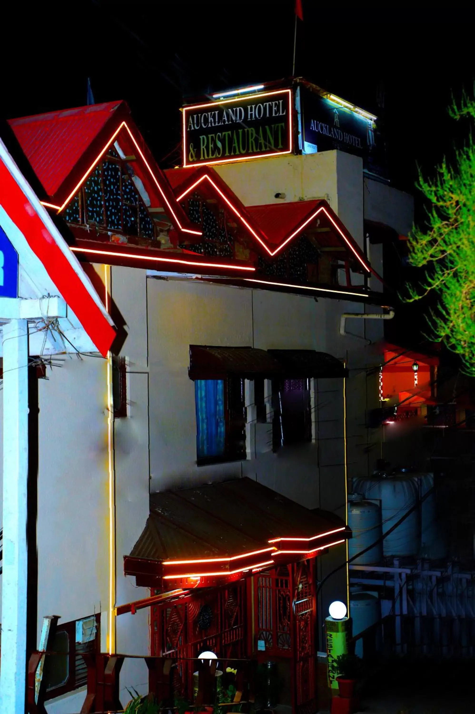 Facade/entrance in Auckland Hotel and Restaurant Near Mall Road Facade/entrance in Auckland Hotel and Restaurant Near Mall Road