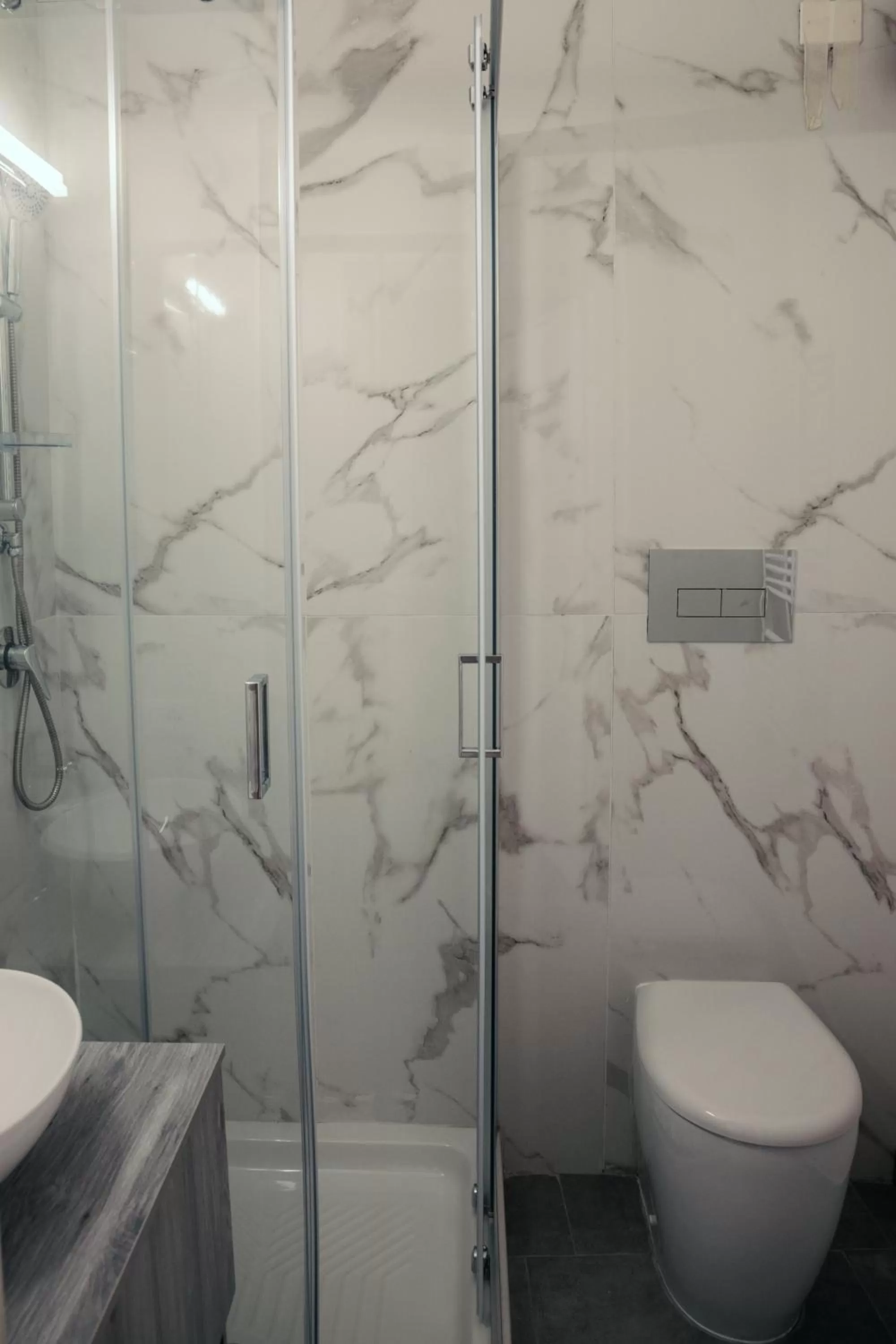 Shower in Bike Hotel Touring Gardone Riviera & Wellness