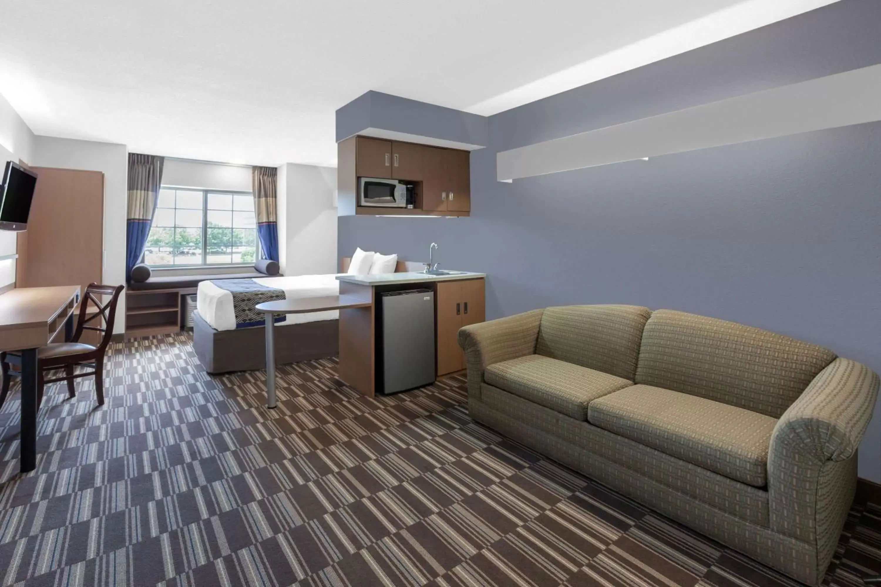Photo of the whole room, Seating Area in Microtel Inn Suite by Wyndham BWI Airport