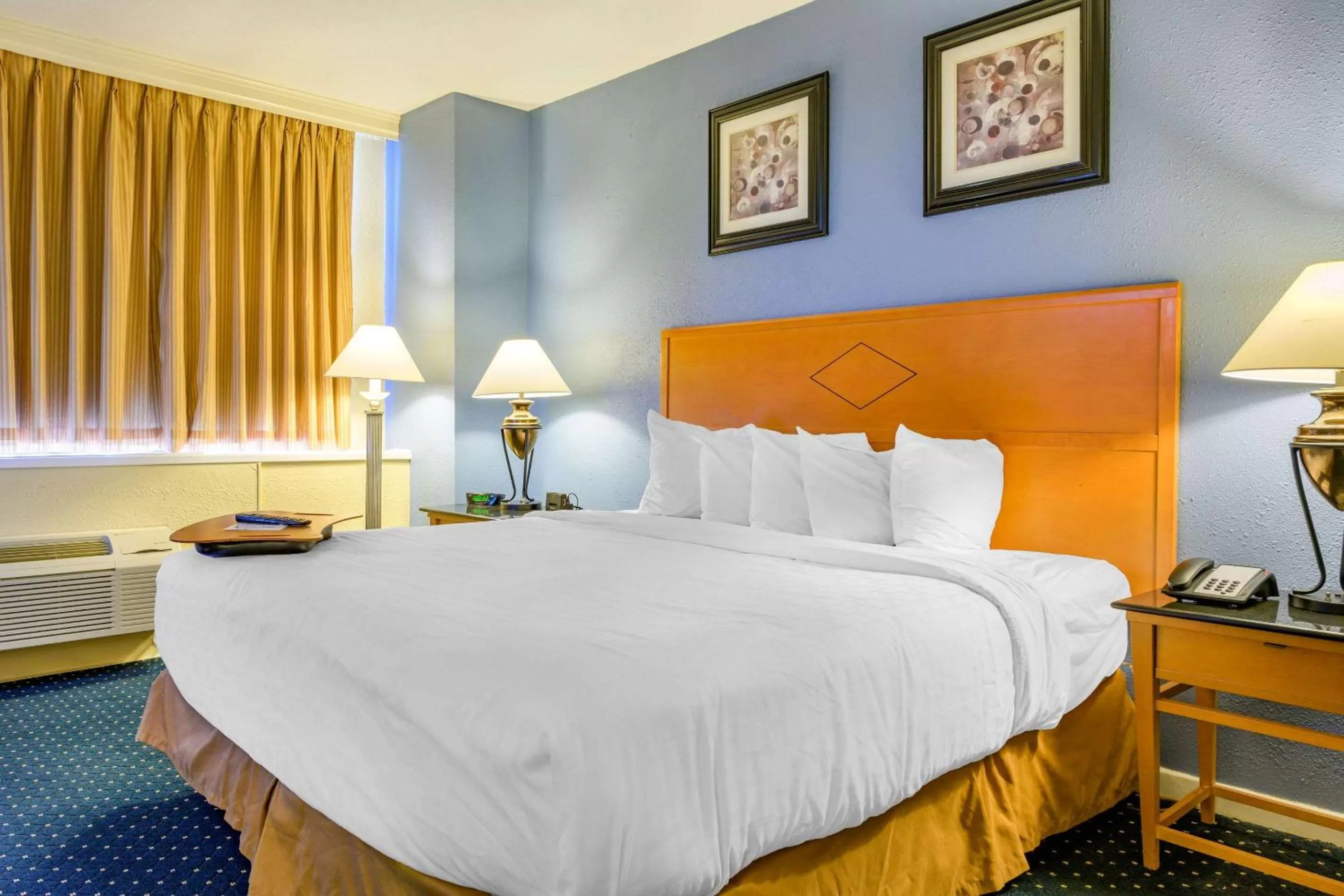 Photo of the whole room, Bed in Inn at Lebanon - Hershey & Manheim area