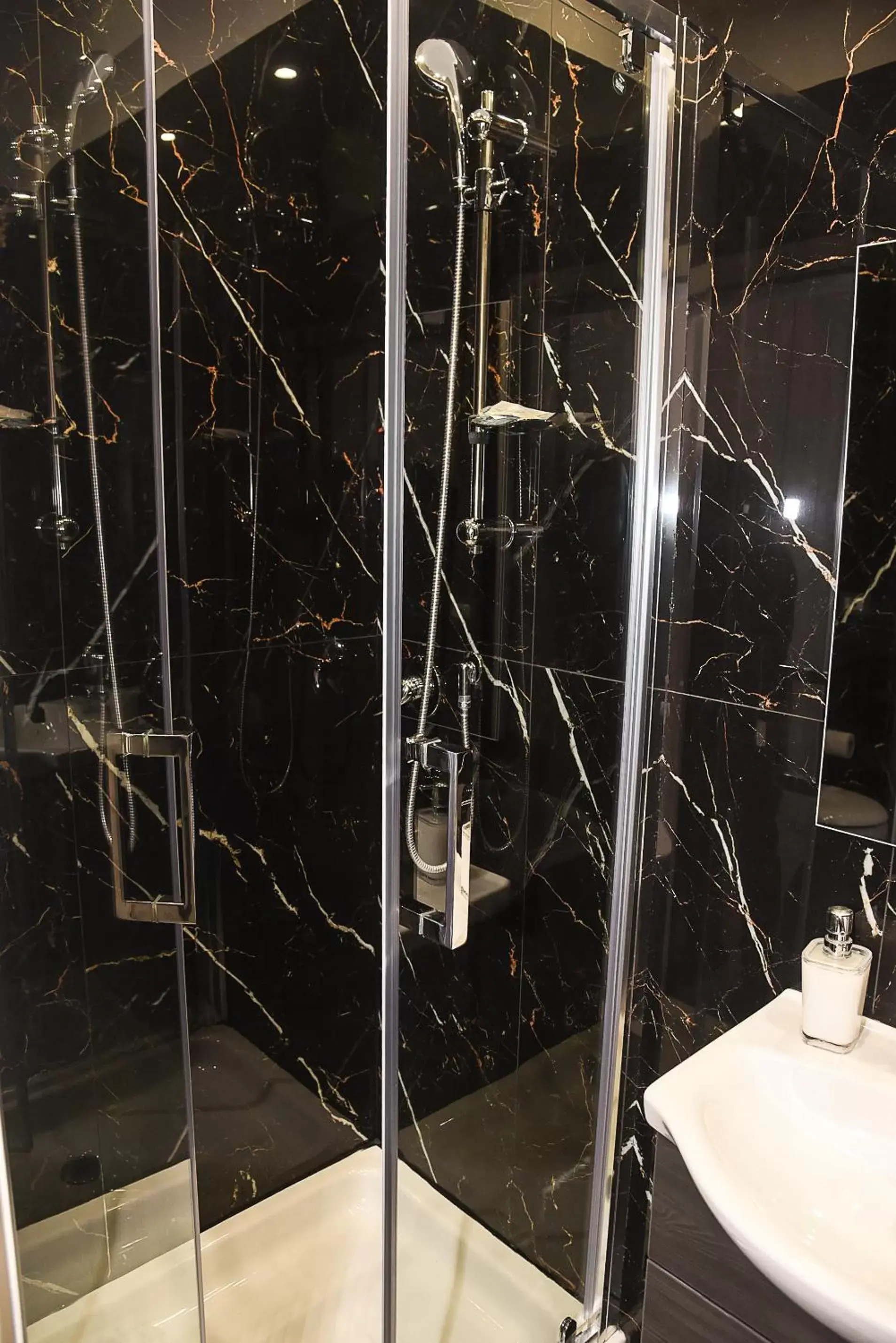 Shower, Bathroom in Hotel Kennedy