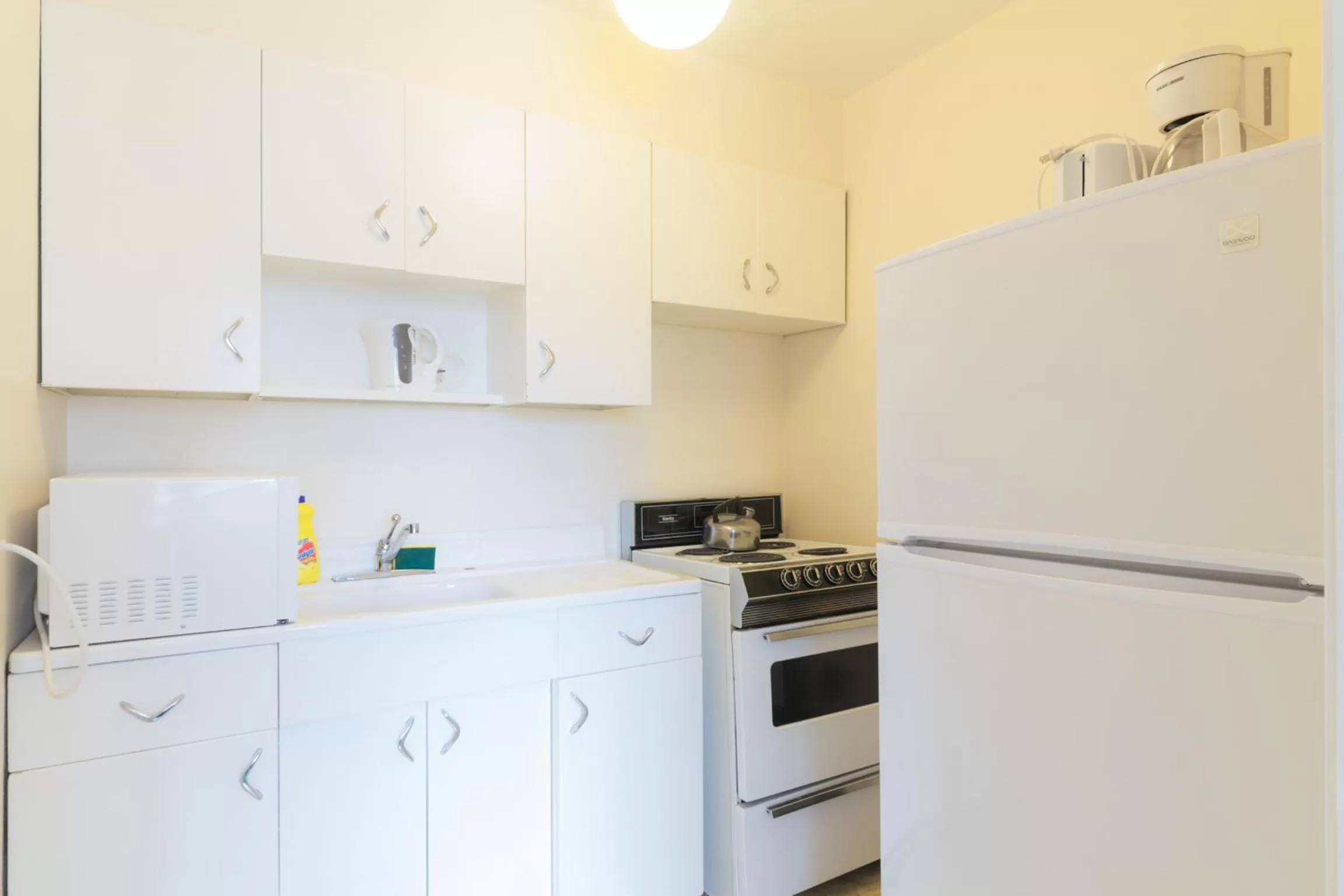 Coffee/tea facilities in English Bay Hotel