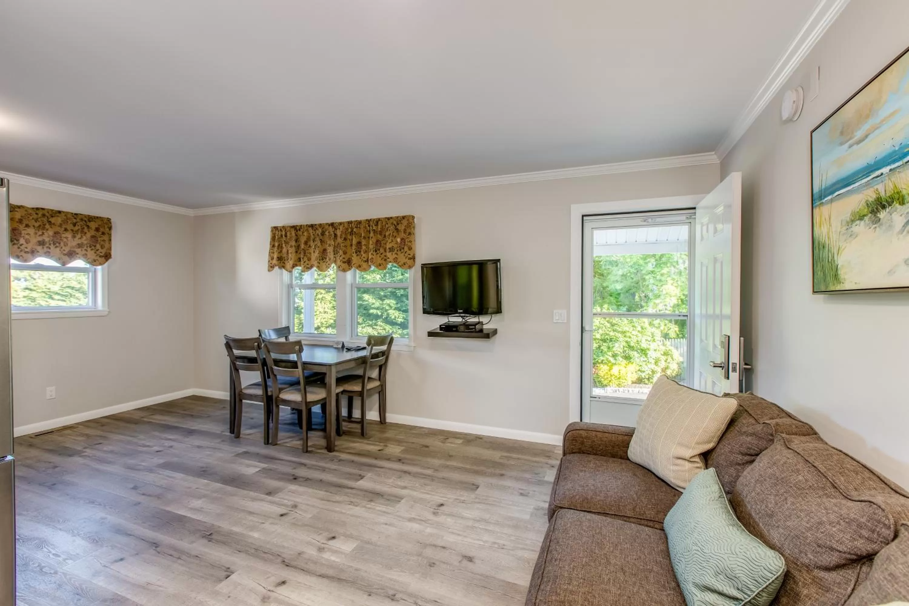 Dining Area in Colonial Shores Resort