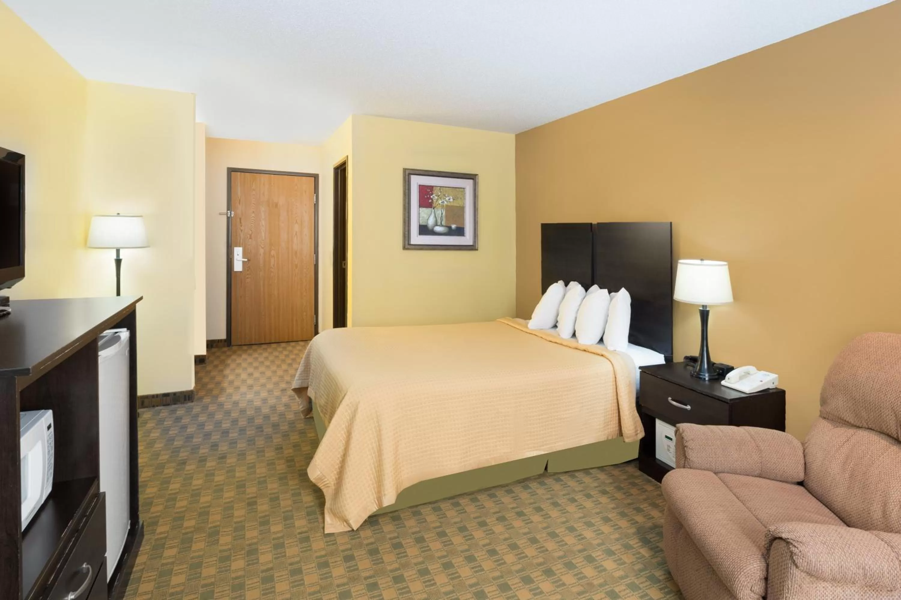 Photo of the whole room, Bed in Econo Lodge Inn & Suites Yankton