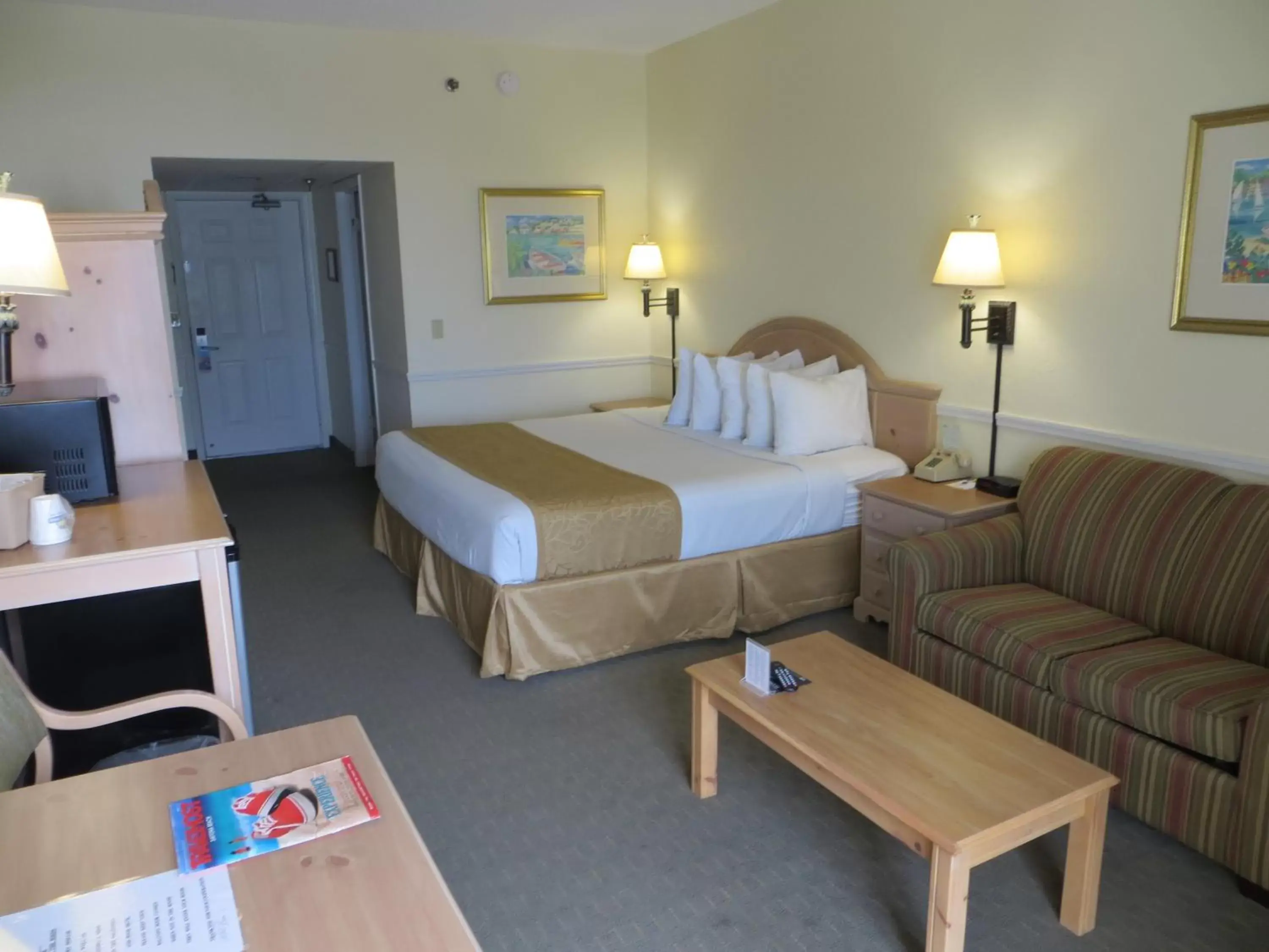 Photo of the whole room, Bed in Days Inn by Wyndham Daytona Oceanfront