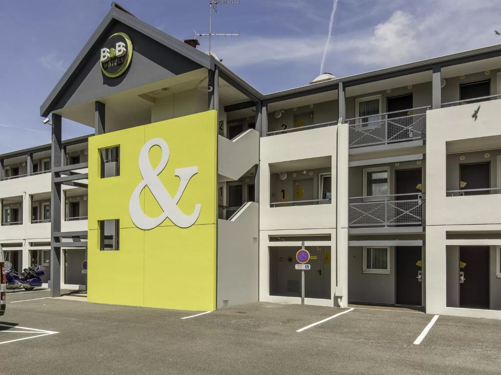 Facade/entrance in B&B HOTEL Rennes Nord St Grégoire