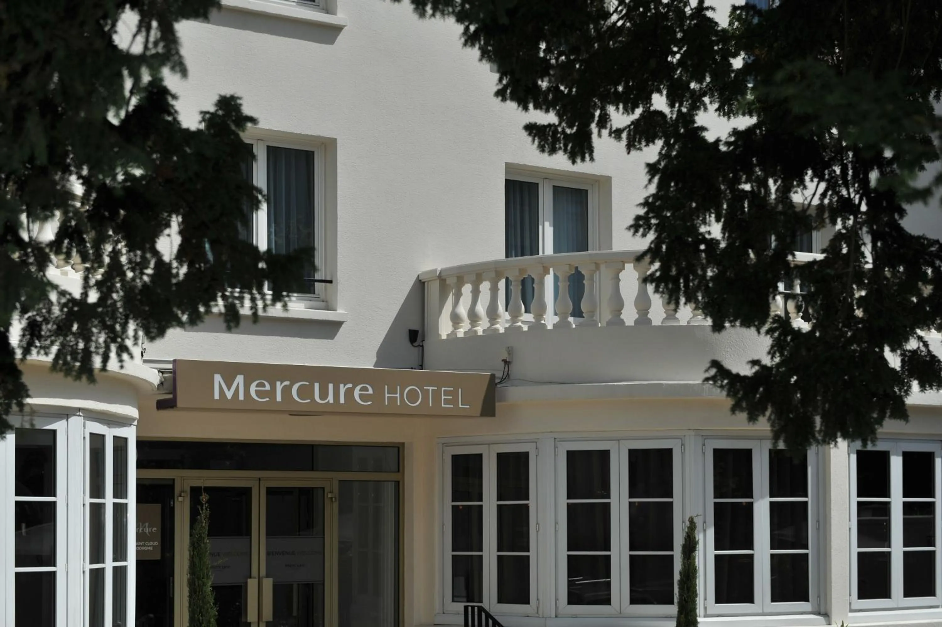 Facade/entrance in Mercure Paris Saint Cloud Hippodrome