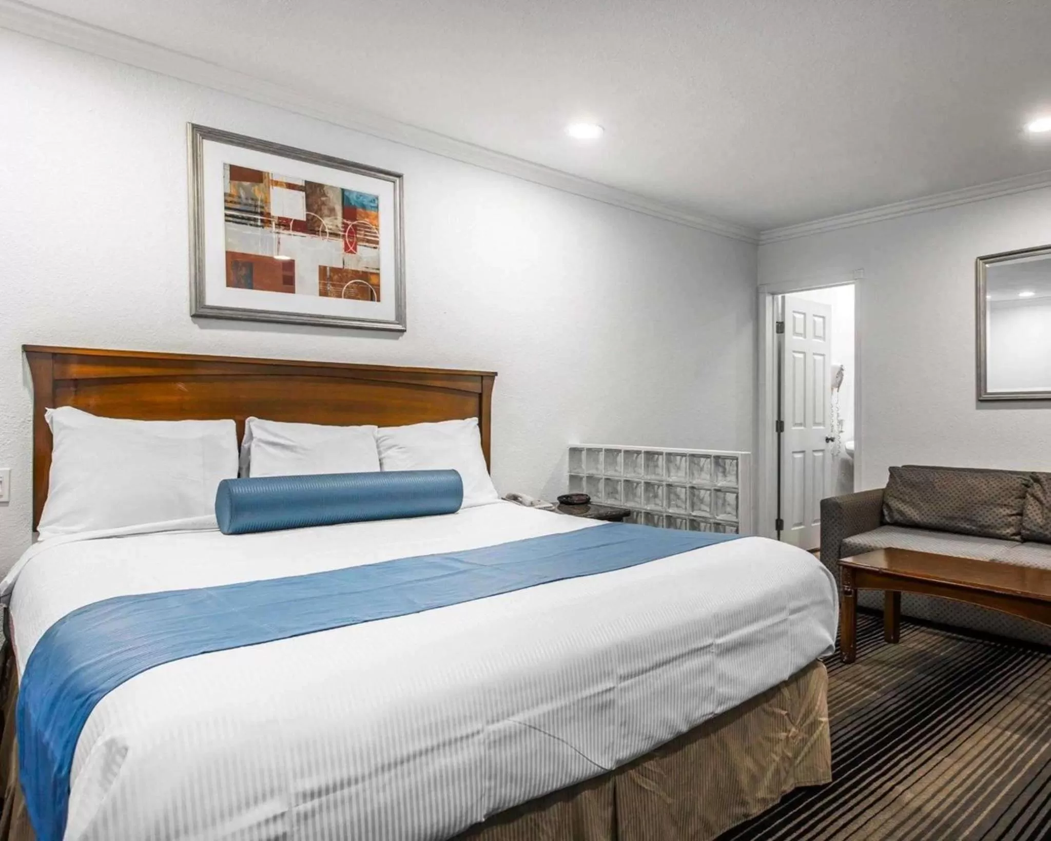 Photo of the whole room, Bed in Rodeway Inn & Suites Pacific Coast Highway