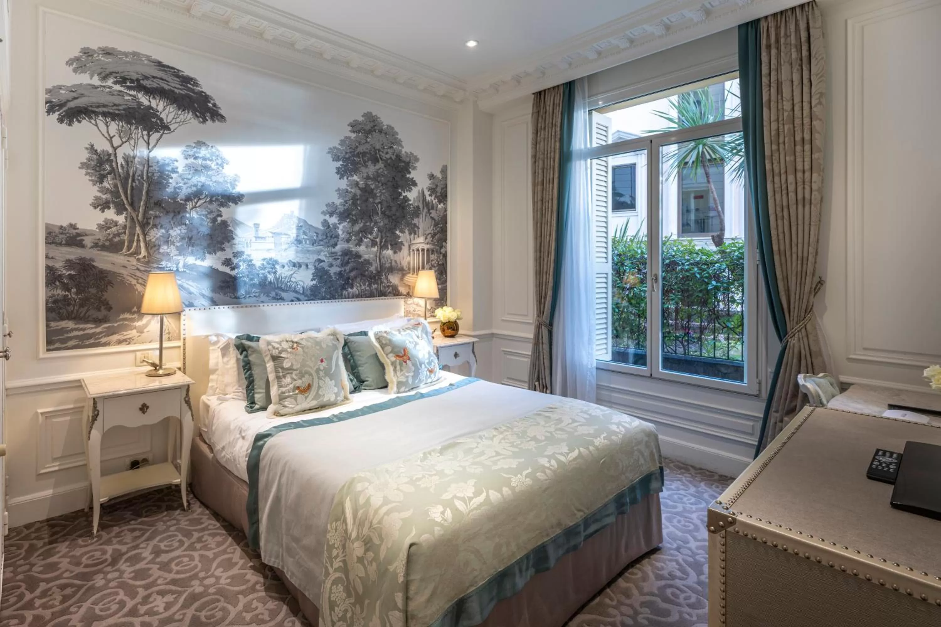 Superior Room with City or Courtyard View in Hôtel Hermitage Monte-Carlo