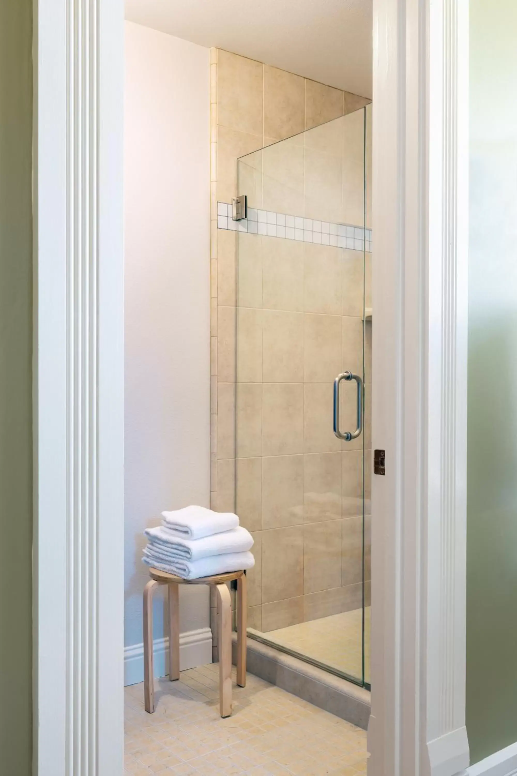Shower, Bathroom in Garden Street Inn Downtown San Luis Obispo, A Kirkwood Collection Hotel