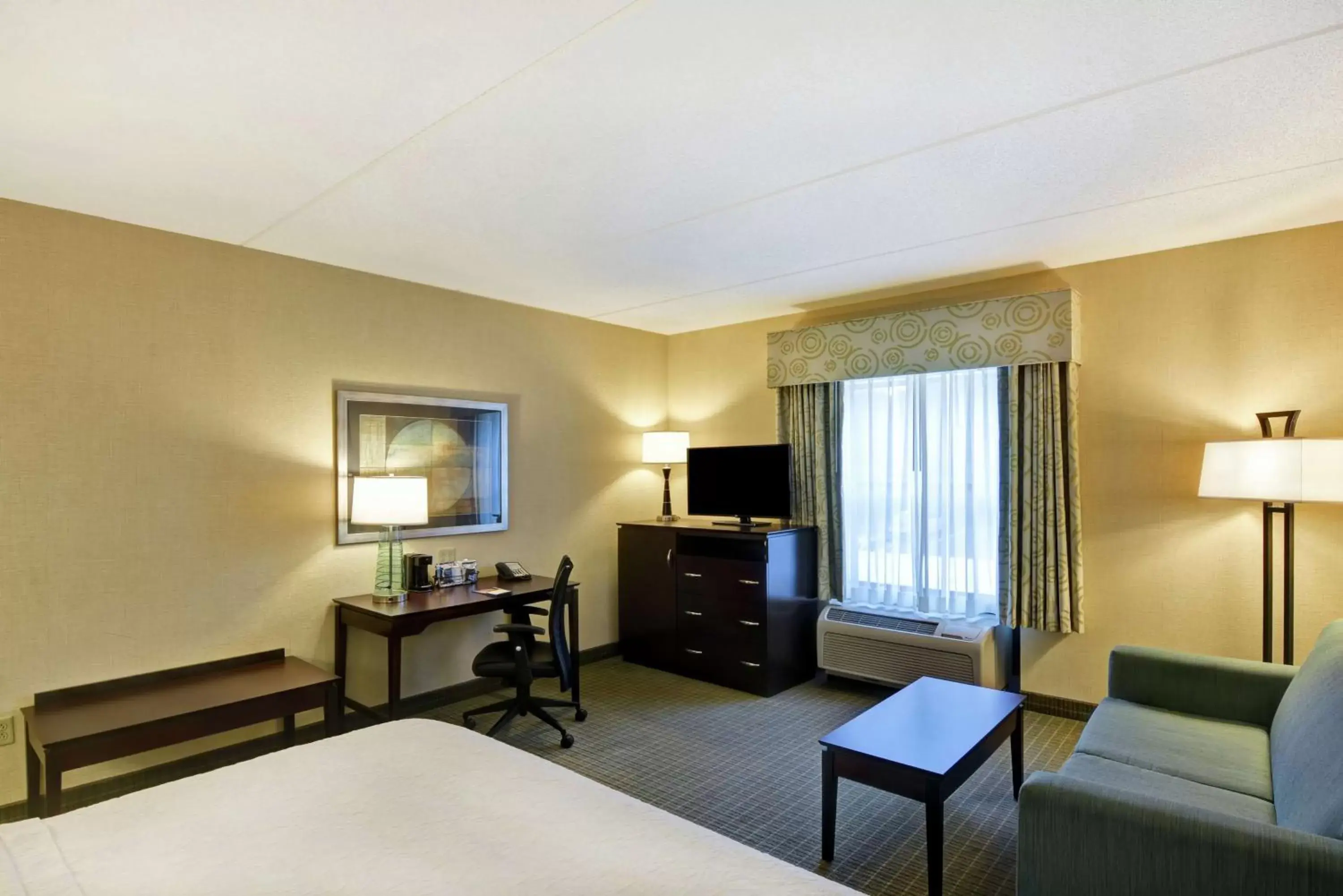 Bedroom, TV/Entertainment Center in Hampton Inn & Suites Wilkes-Barre