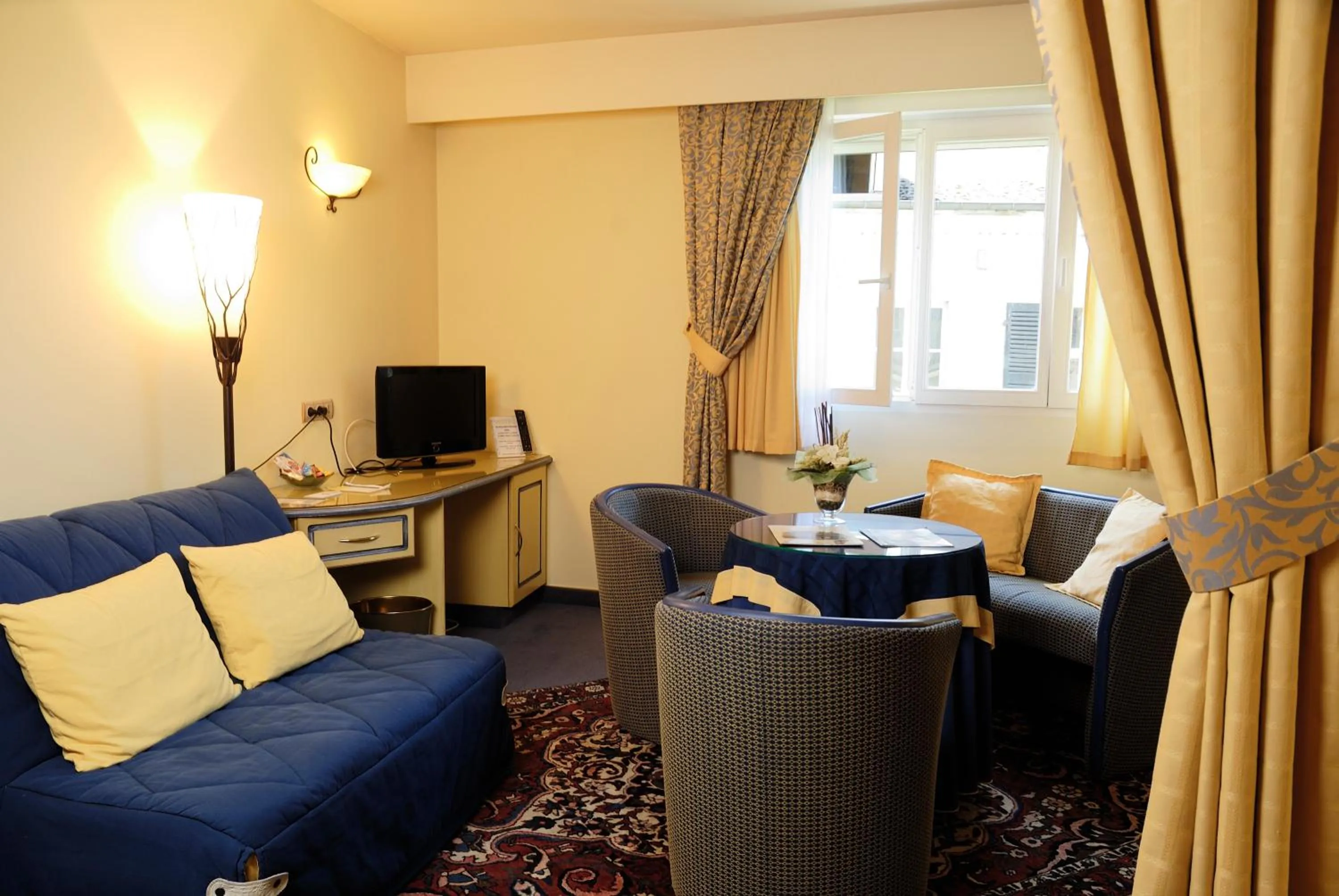 Seating area in Les Reflets Jaunes