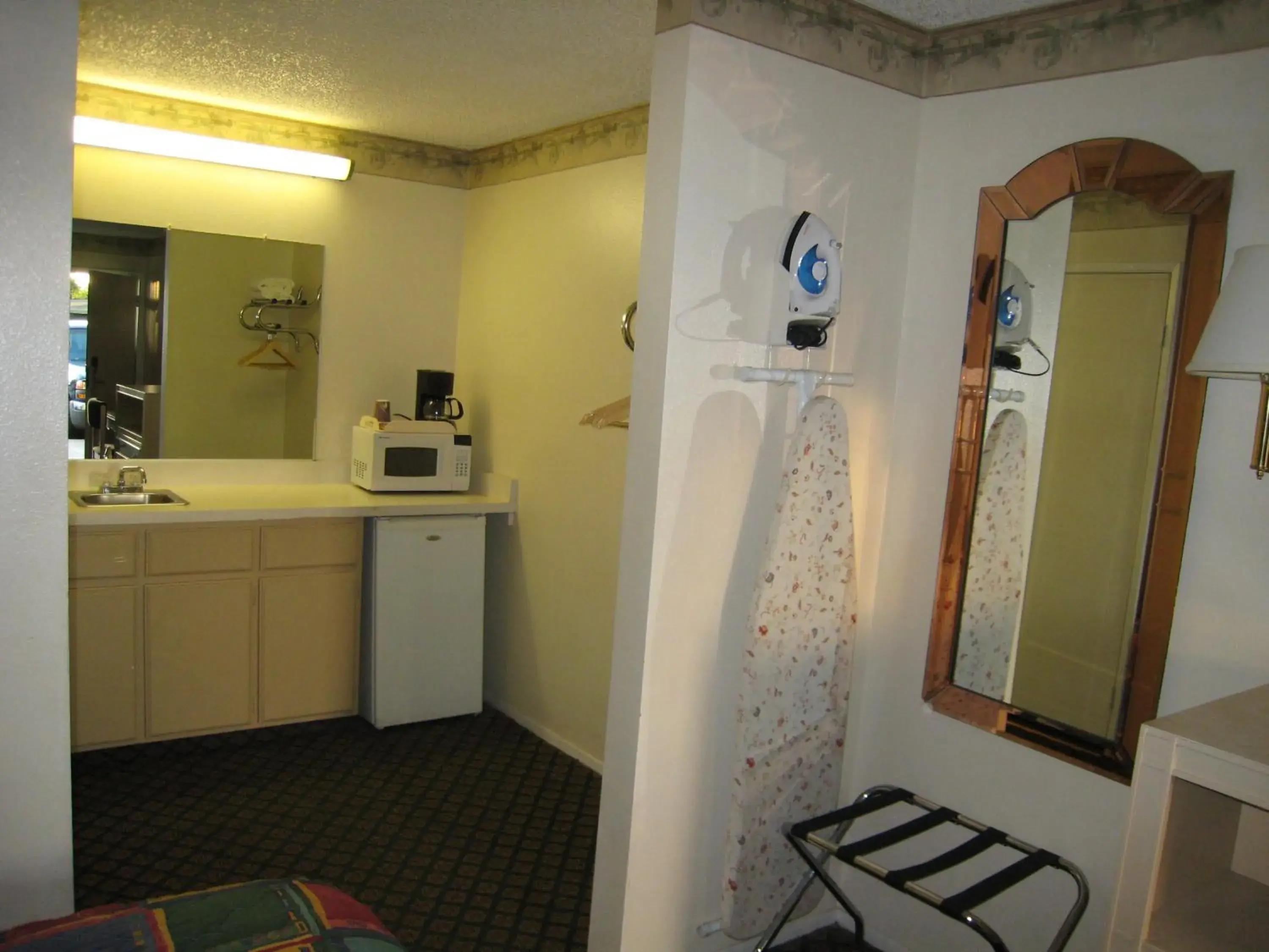 Kitchen or kitchenette, Bathroom in Town House Motel