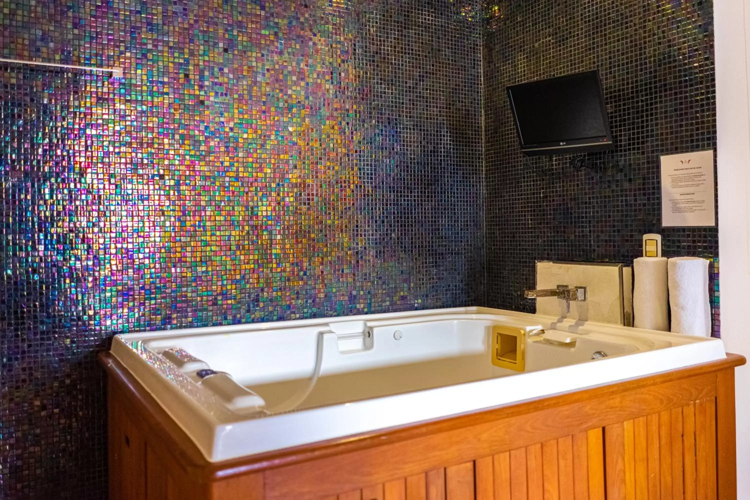 Hot Tub, Bathroom in In Fashion Hotel & Spa