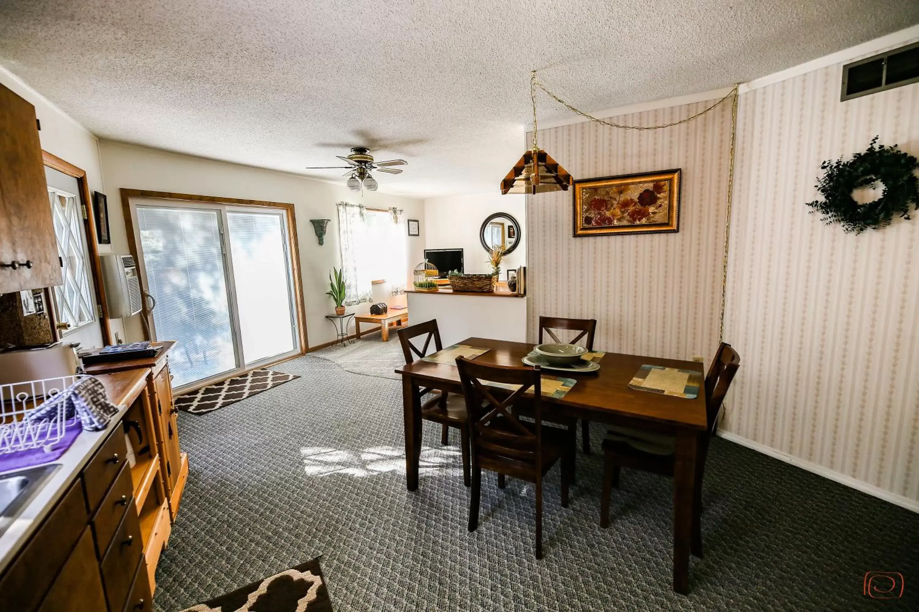 Kitchen or kitchenette, Dining Area in The Pines Country Inn