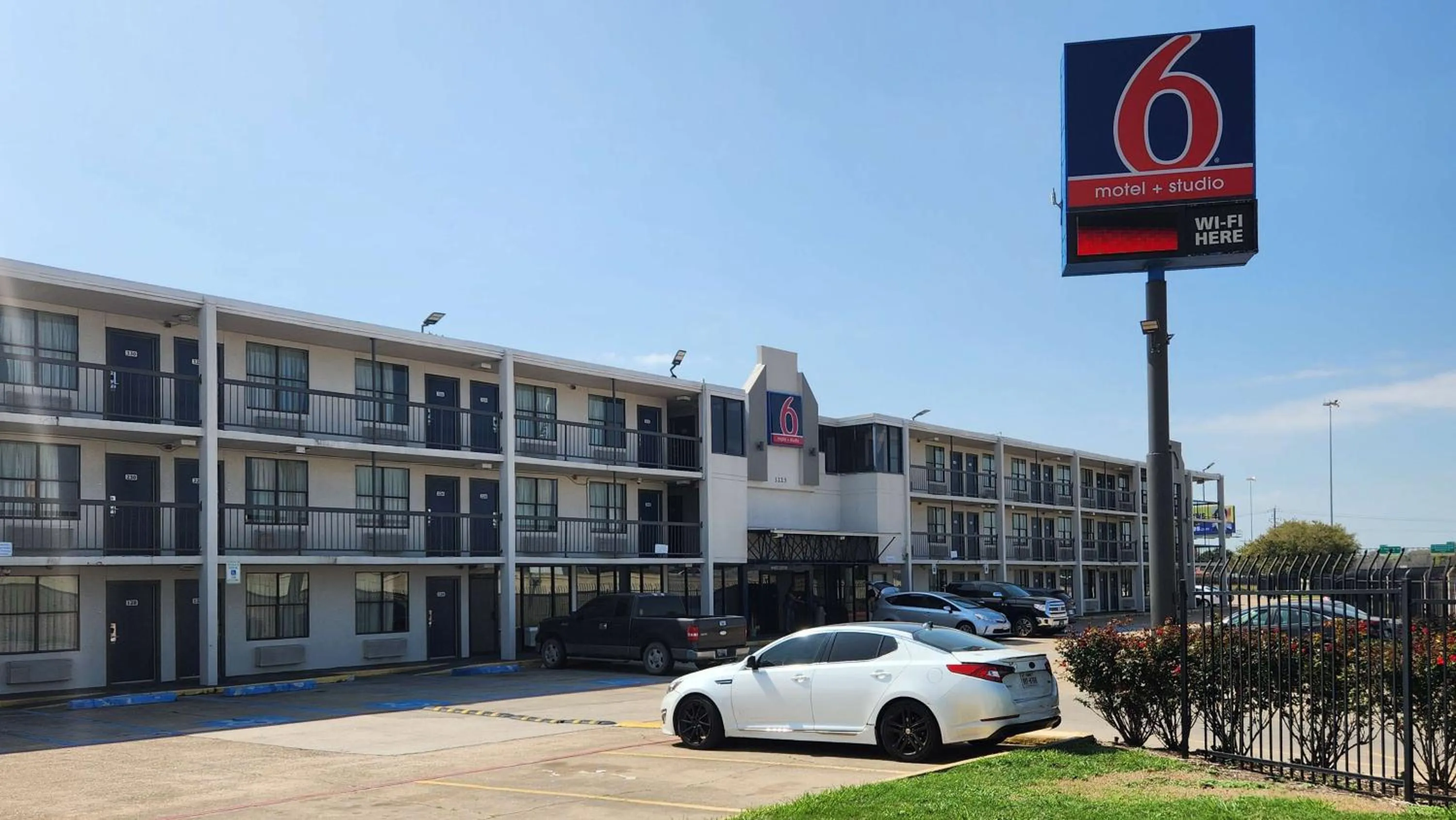 Property building in Motel 6 Houston, TX - Medical Center - NRG Stadium
