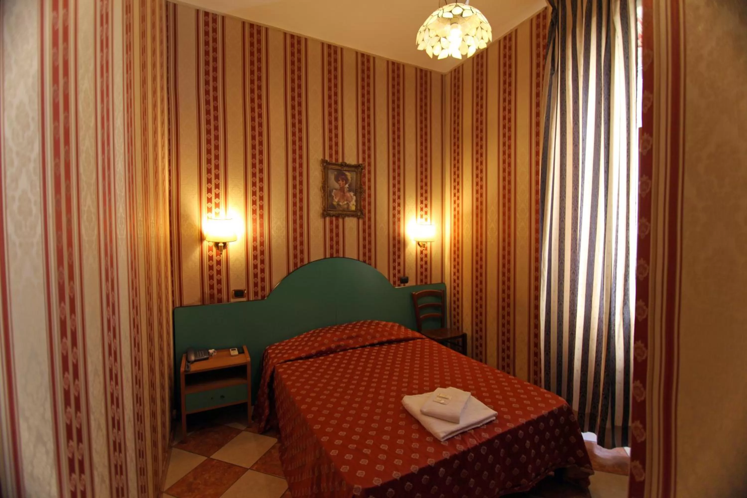 Photo of the whole room, Bed in Hotel Hollywood