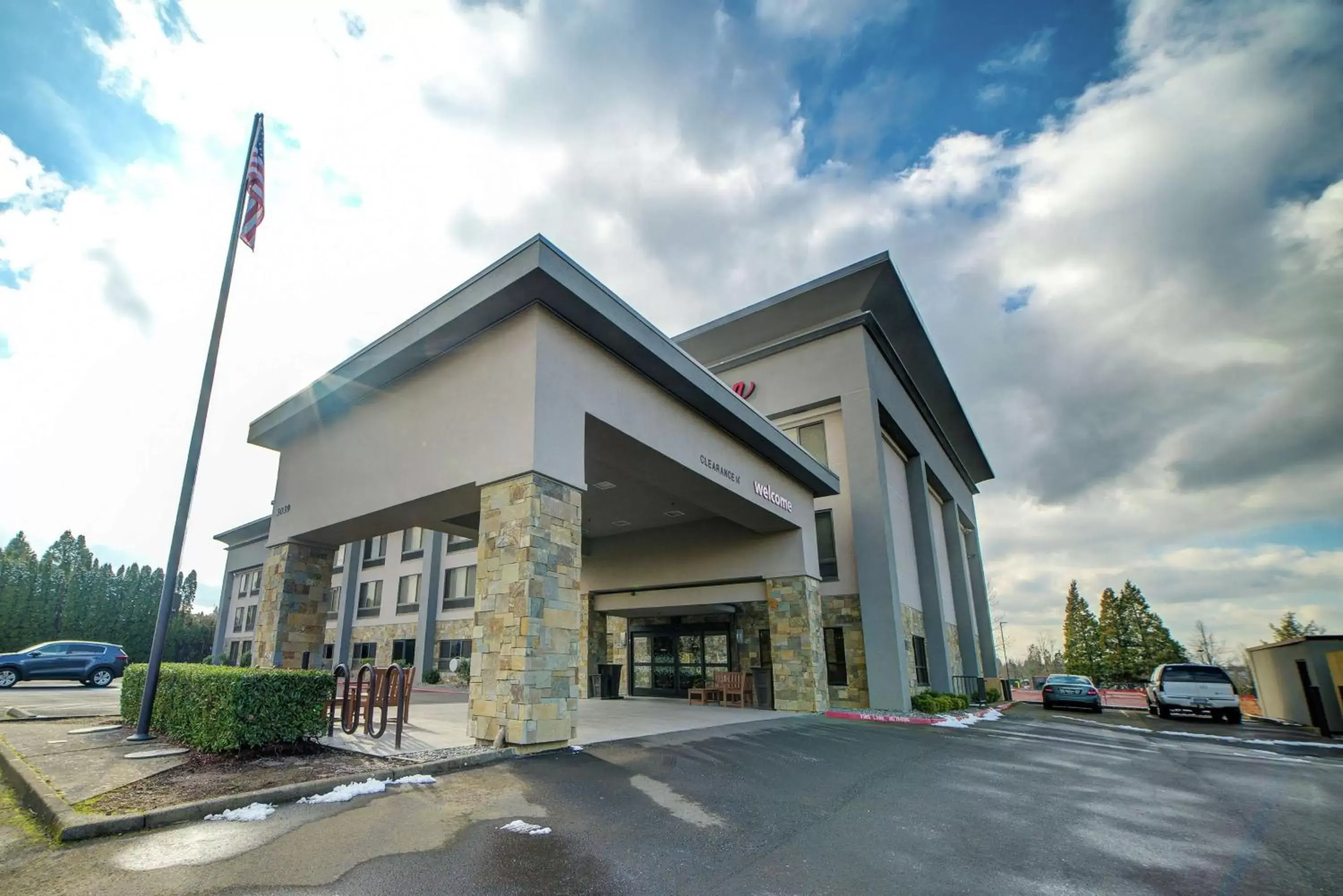 Property Building in Hampton Inn Portland East