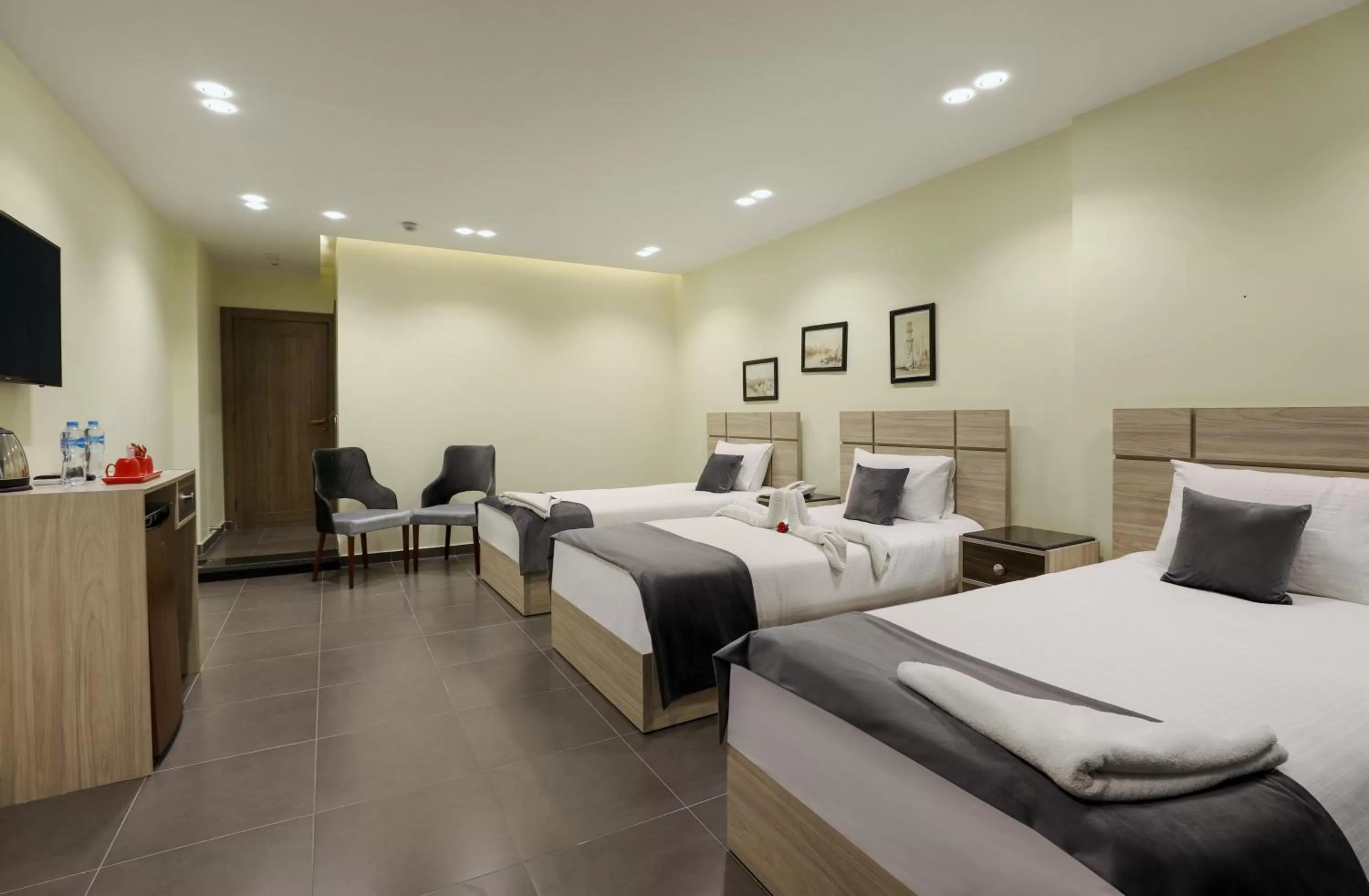 Communal lounge/ TV room, Bed in Brothers Pyramids View