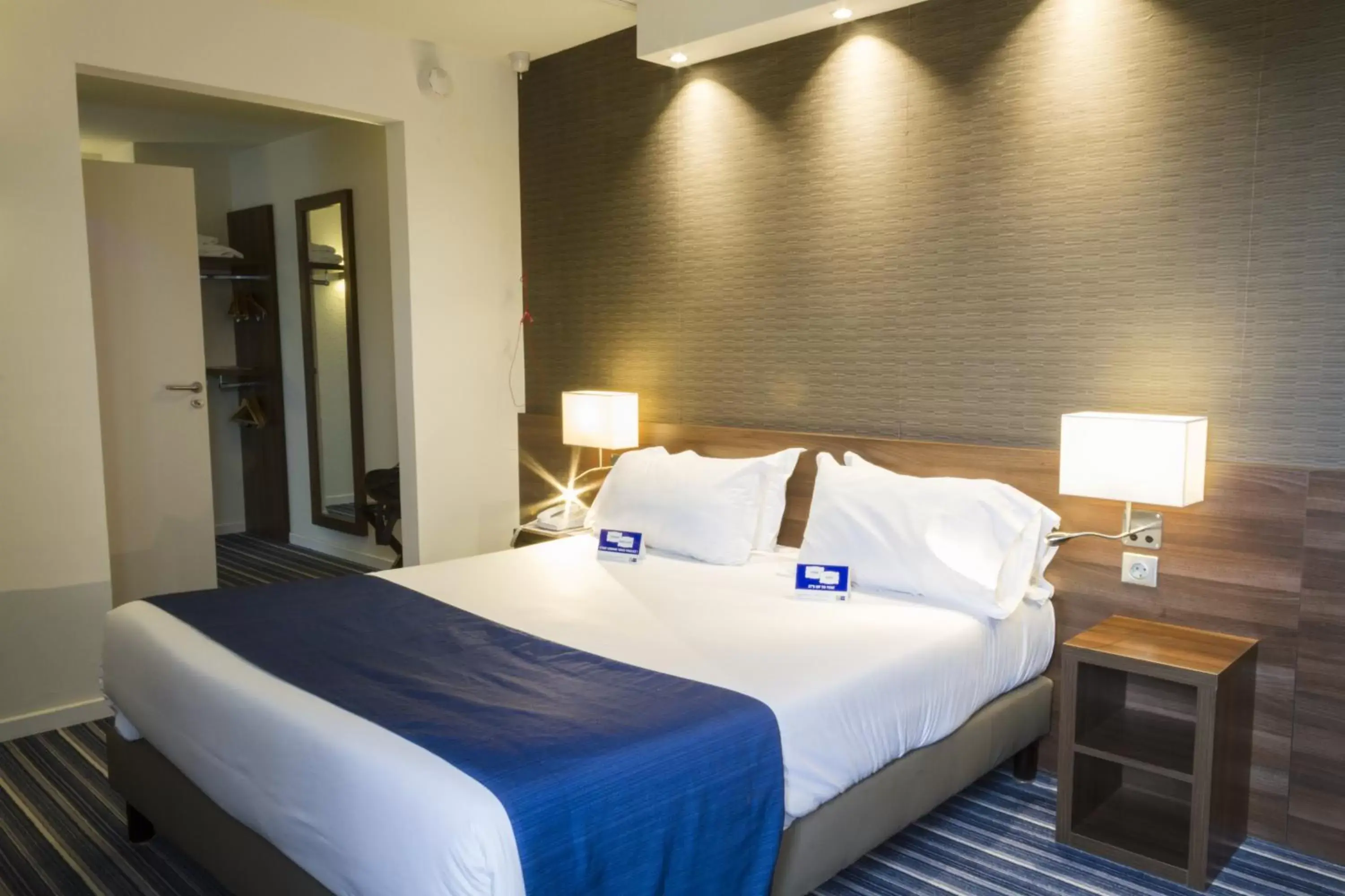 Photo of the whole room, Bed in Holiday Inn Express Amiens, an IHG Hotel