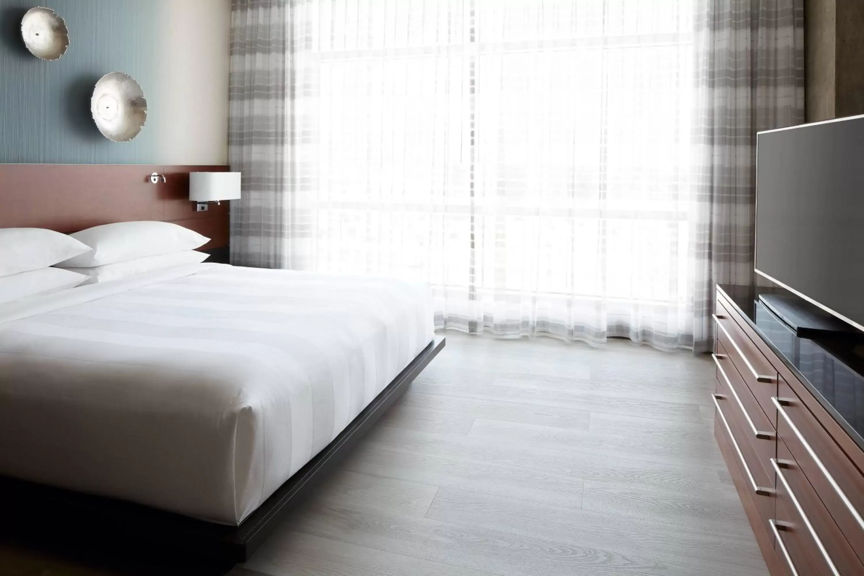 Bedroom, Bed in Marriott Montreal Airport In-Terminal Hotel