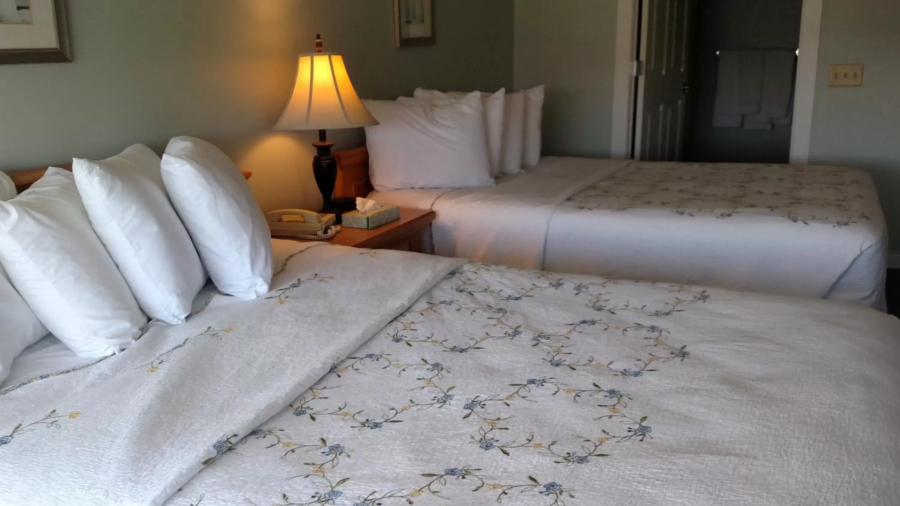 Bedroom, Bed in Spruce Lane Lodge and Cottages