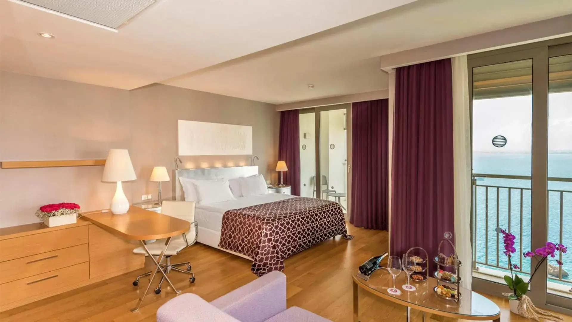 Bedroom in Akra Hotel
