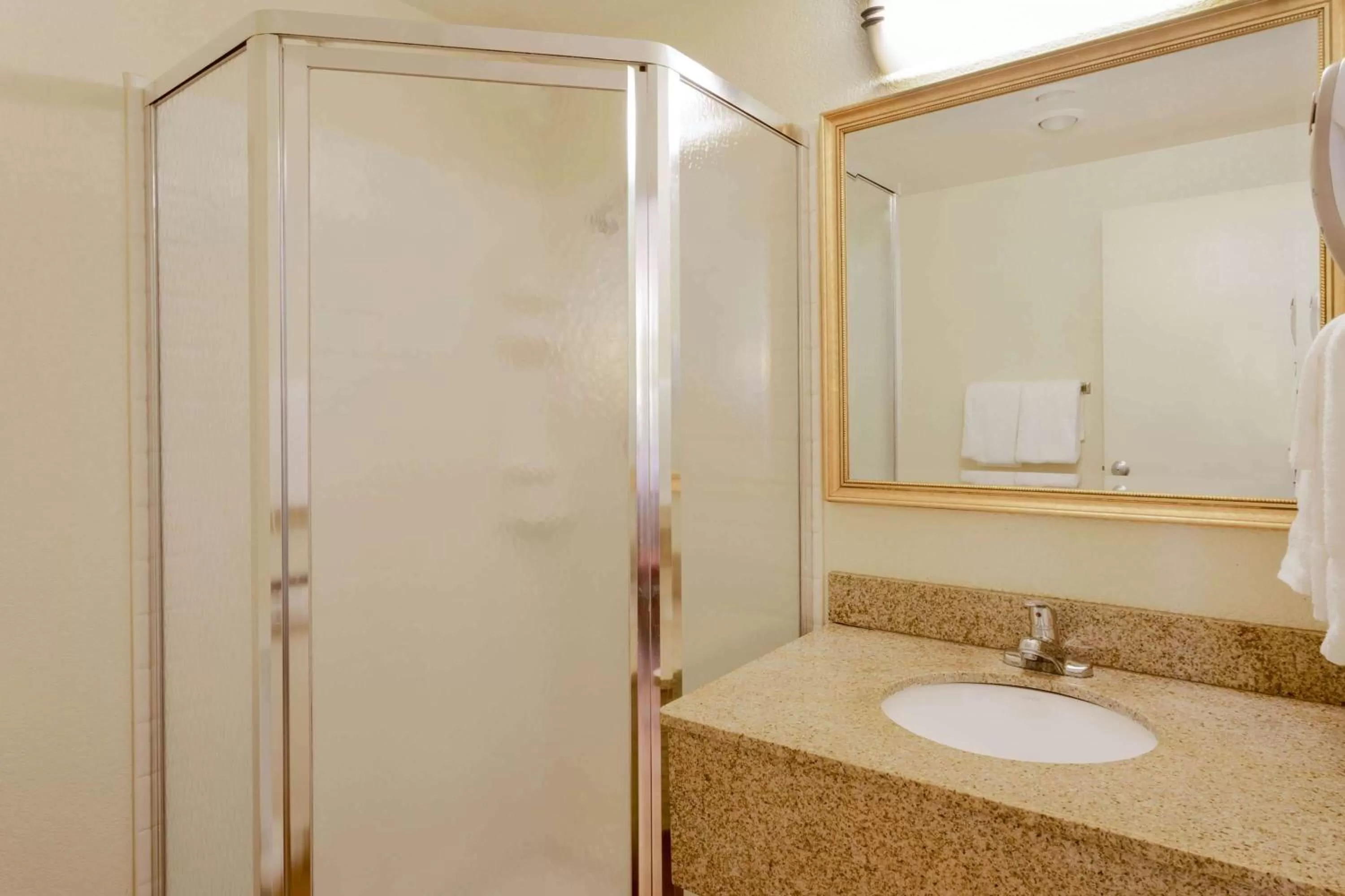 Bathroom in La Quinta Inn by Wyndham Minneapolis Airport Bloomington