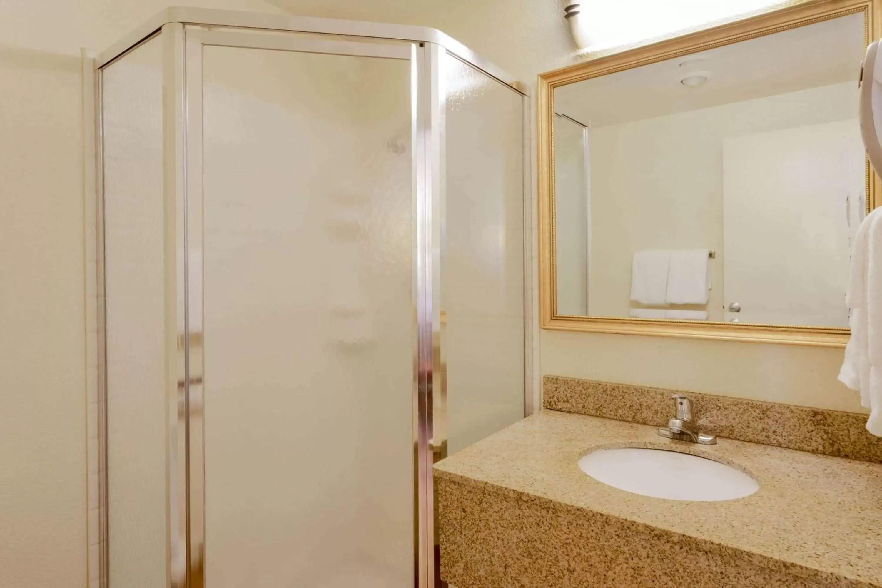 Bathroom in La Quinta Inn by Wyndham Minneapolis Airport Bloomington