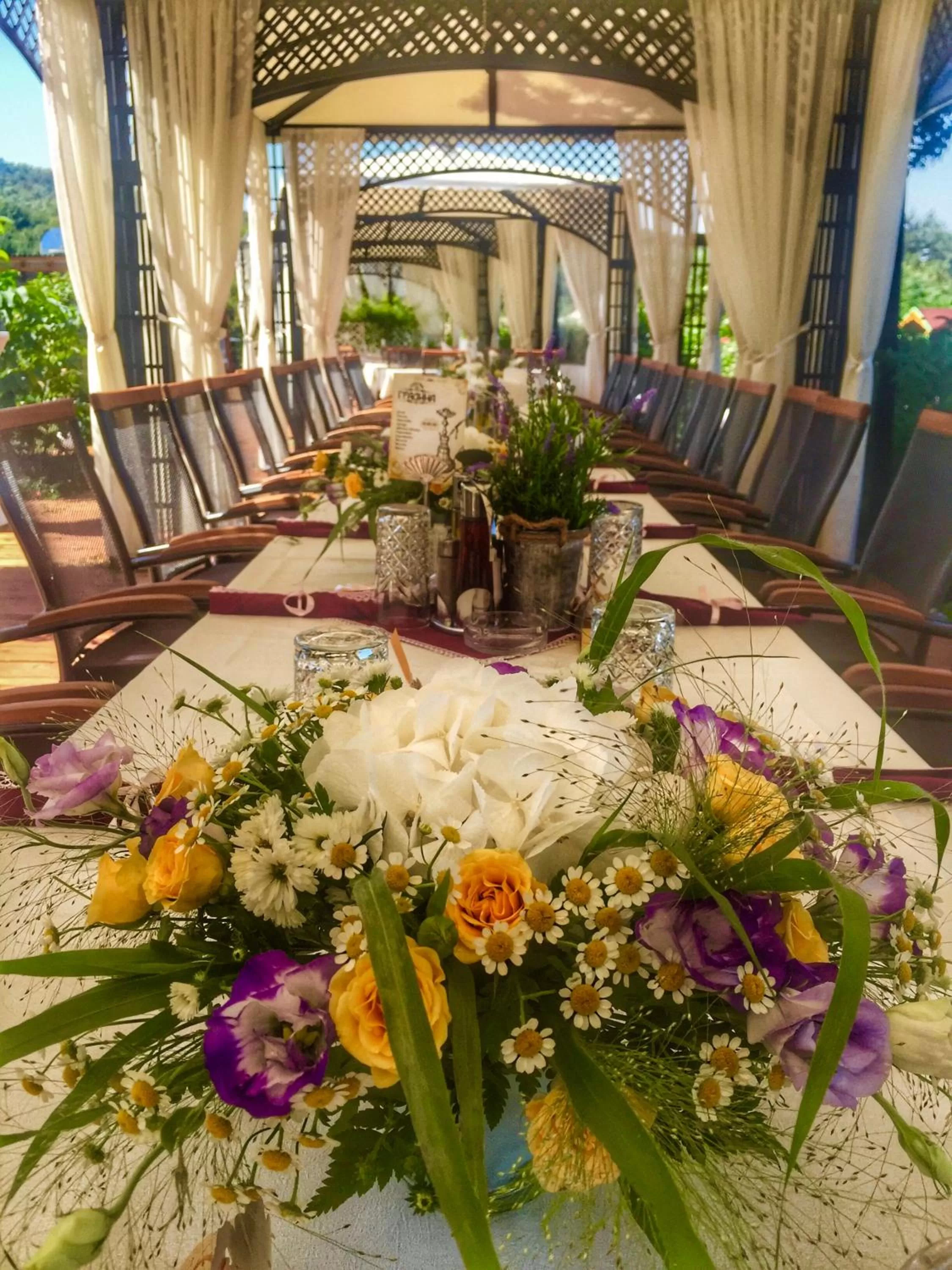 Restaurant/places to eat in RAYA Garden - Park Hotel & Winery