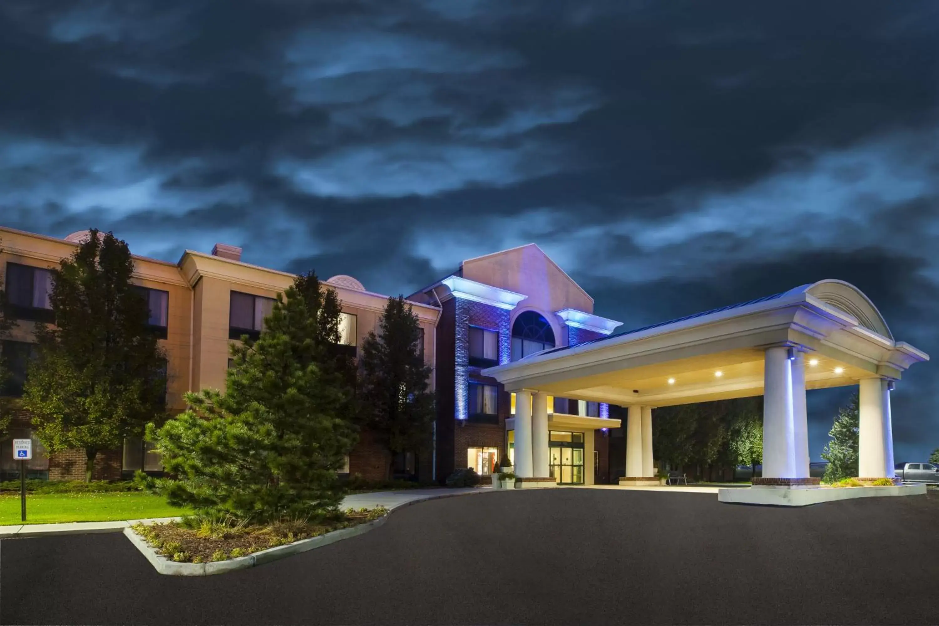 Property building in Holiday Inn Express Hotel & Suites Bryan-Montpelier, an IHG Hotel