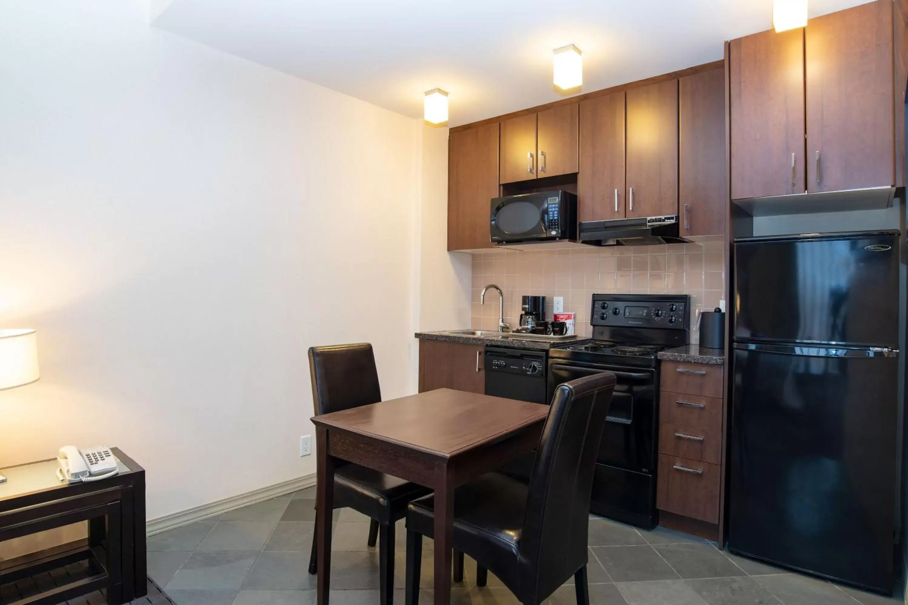 Photo of the whole room, Kitchen/Kitchenette in Sandman Suites Vancouver on Davie