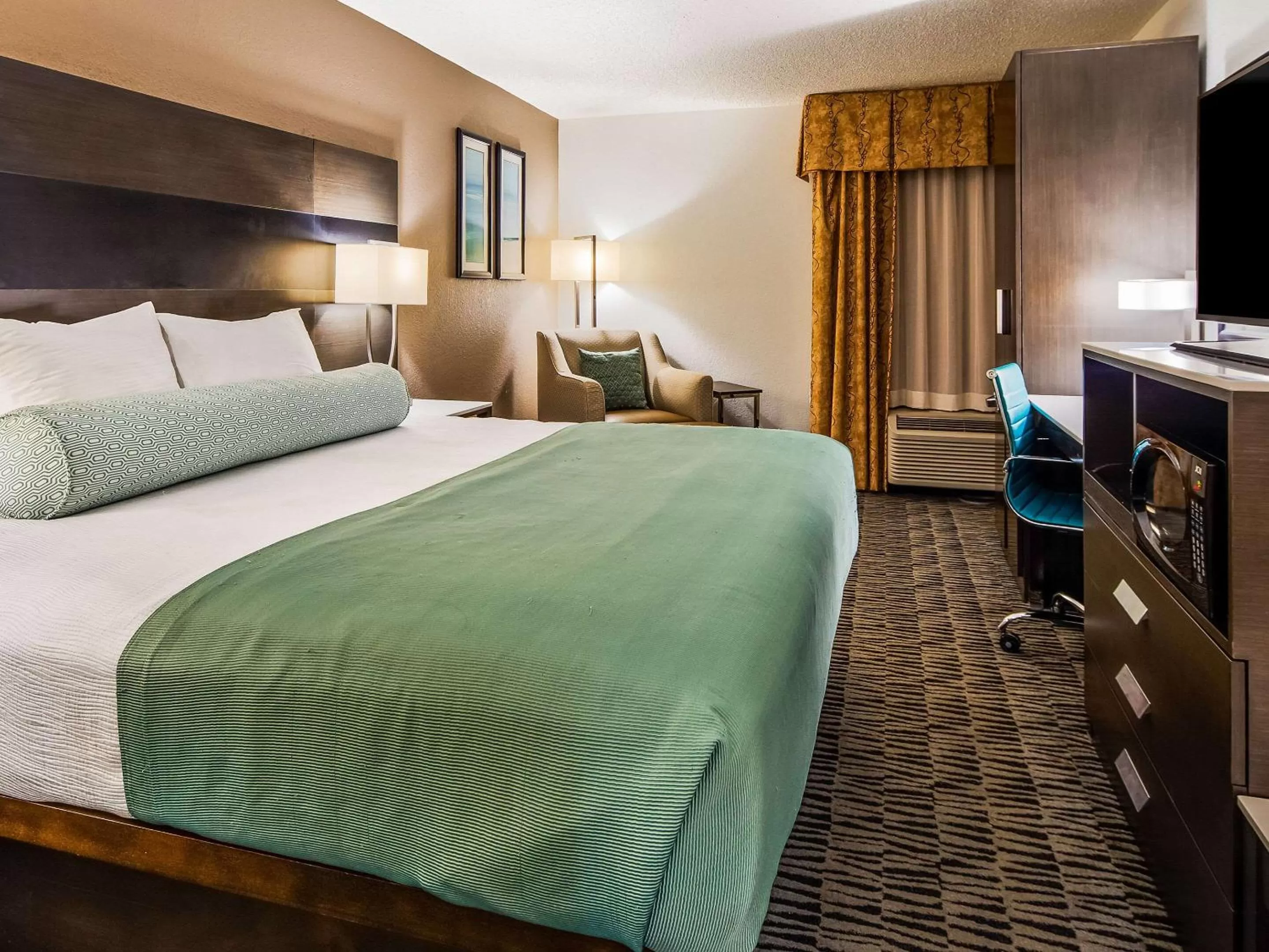 Photo of the whole room in Clarion Pointe near Medical Center