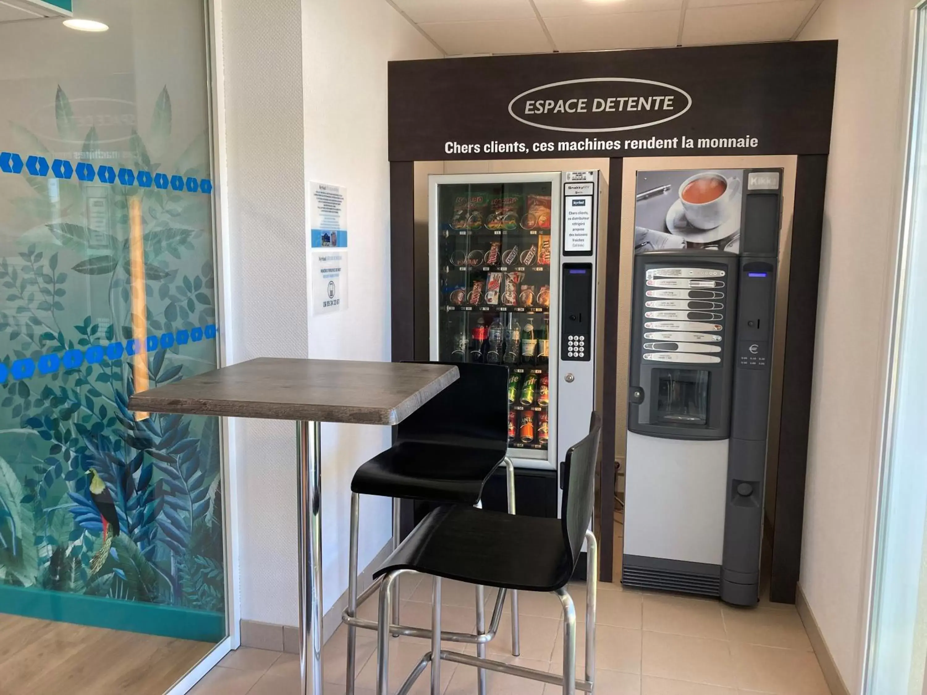 vending machine in Kyriad Dol-de-Bretagne