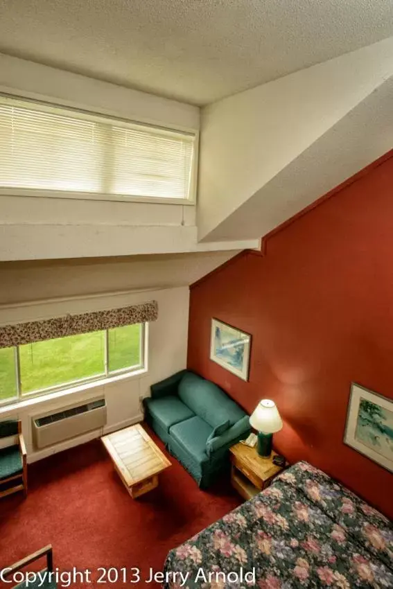 Bedroom, Seating Area in Snowy Owl Inn