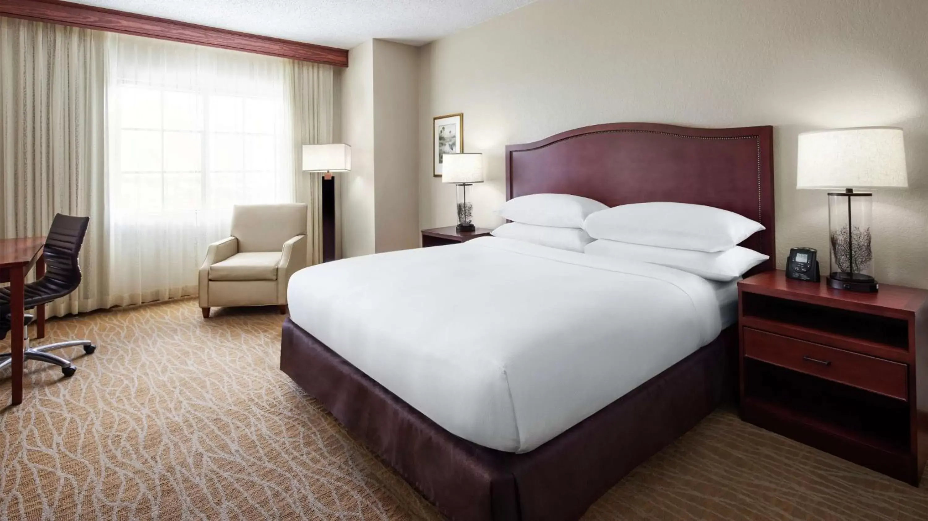 Bedroom, Bed in DoubleTree by Hilton Sunrise - Sawgrass Mills