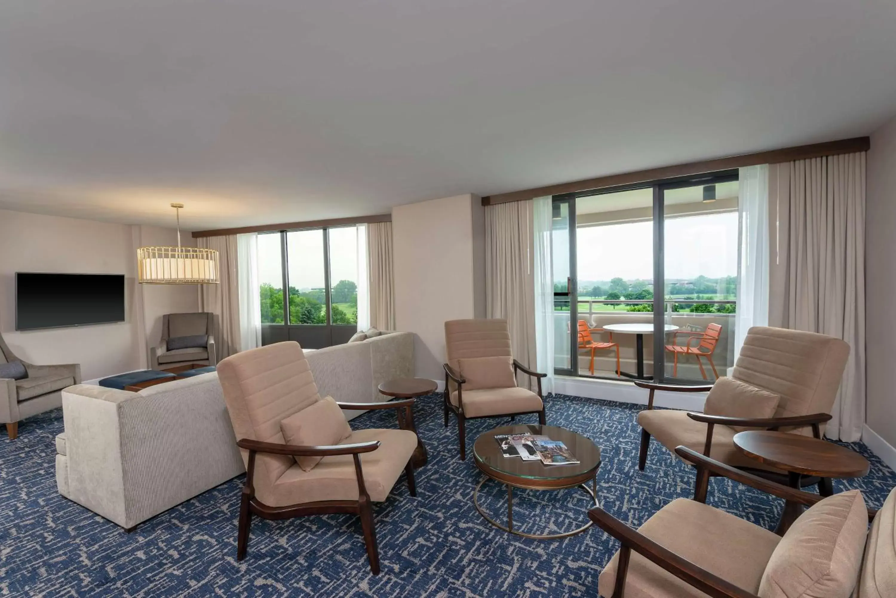 Bedroom, Seating Area in Hilton Chicago Oak Brook Hills Resort & Conference Center