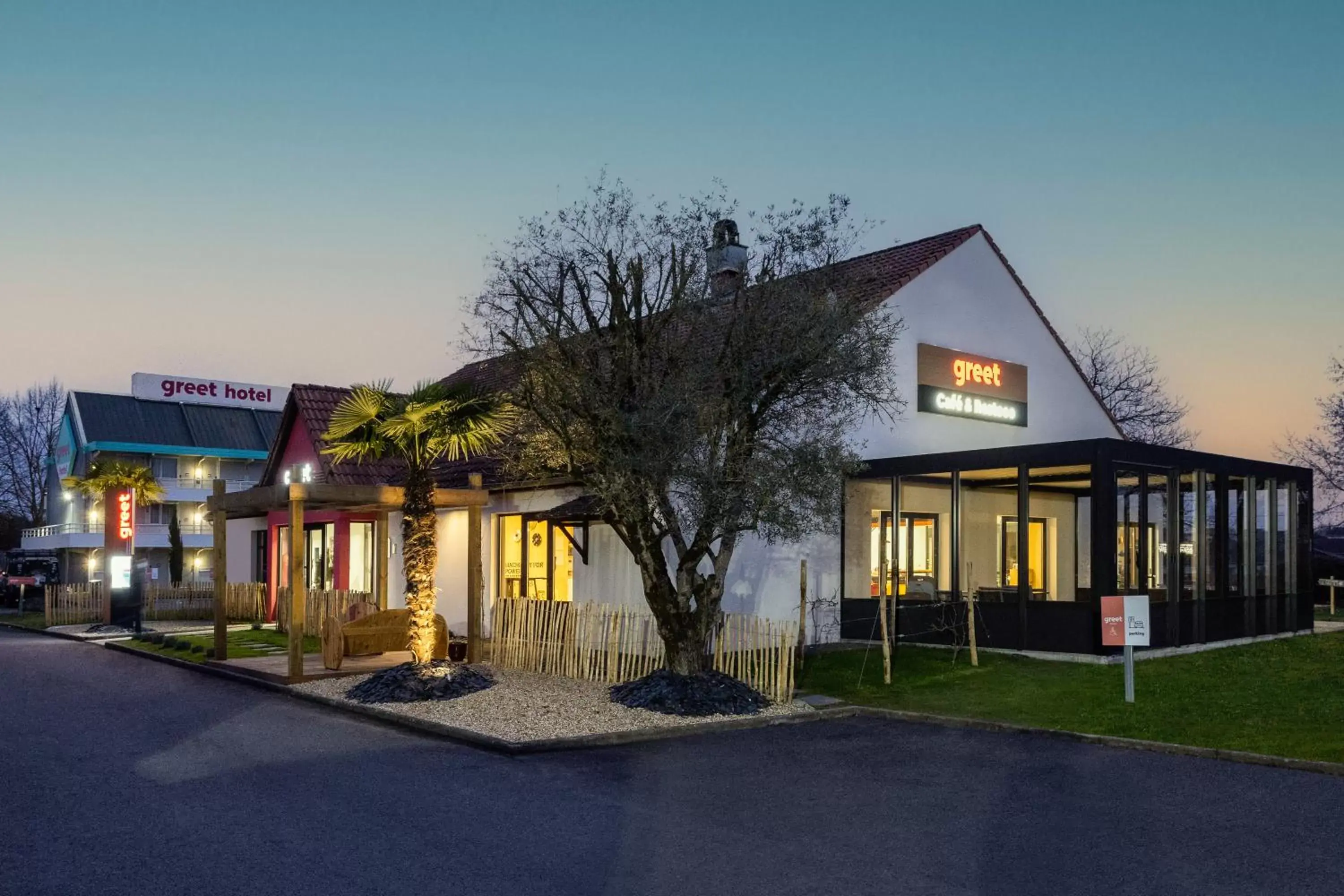 Property Building in greet hôtel restaurant Angoulême Ouest