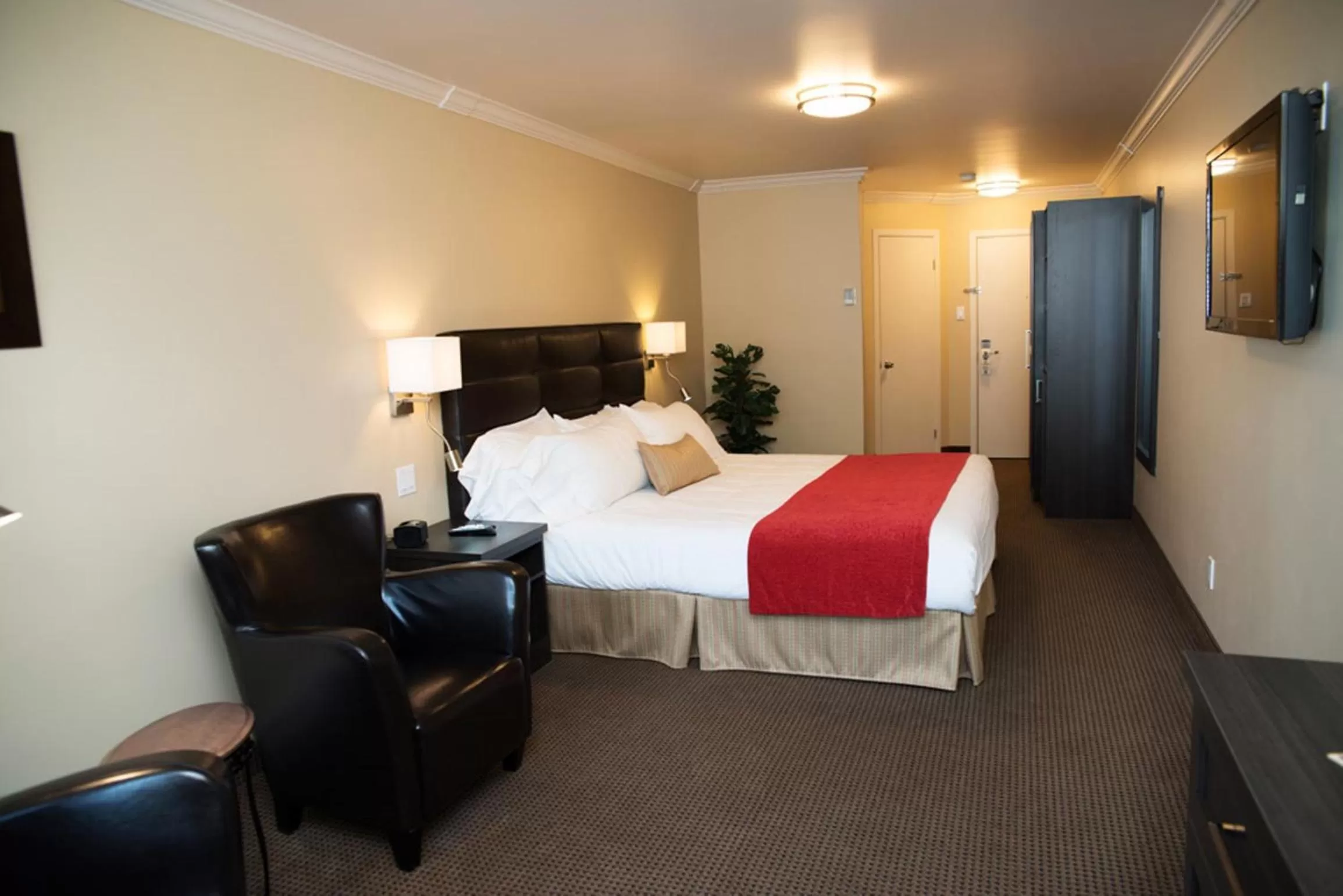 Photo of the whole room, Bed in Auberge l'Ambassadeur