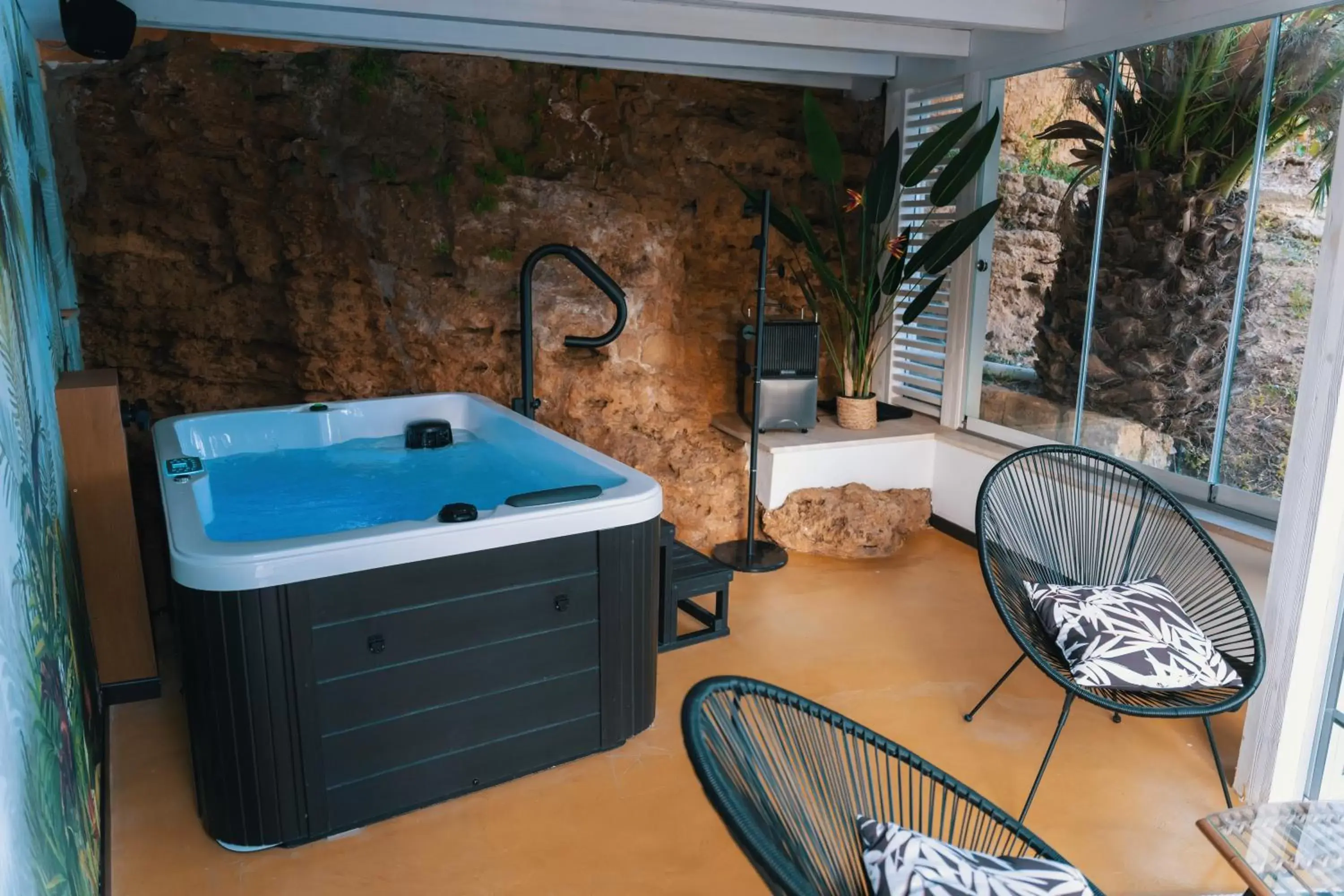 Hot Tub in Emesh Boutique Suite