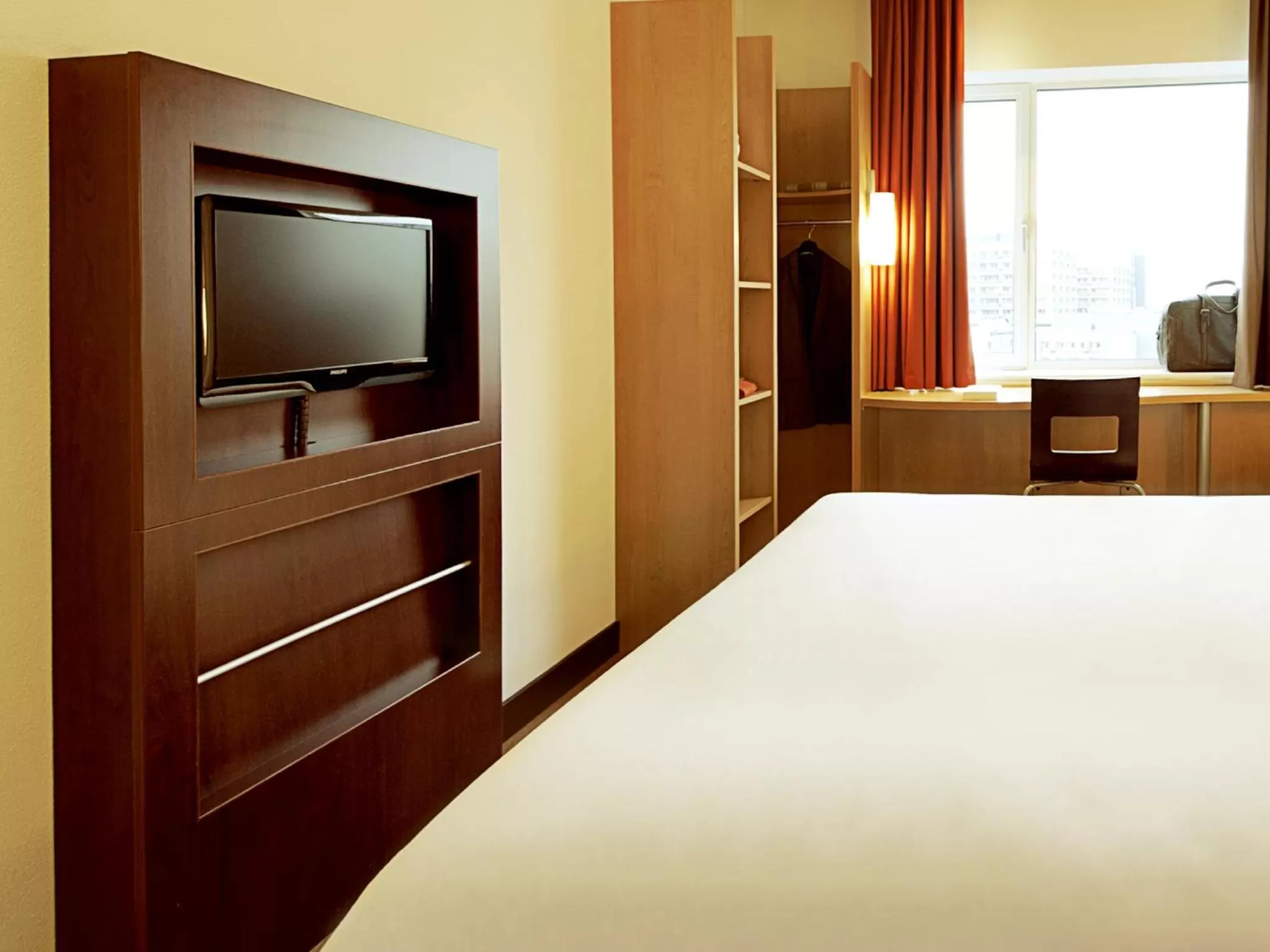 Photo of the whole room, Bed in Hotel ibis Lisboa Jose Malhoa