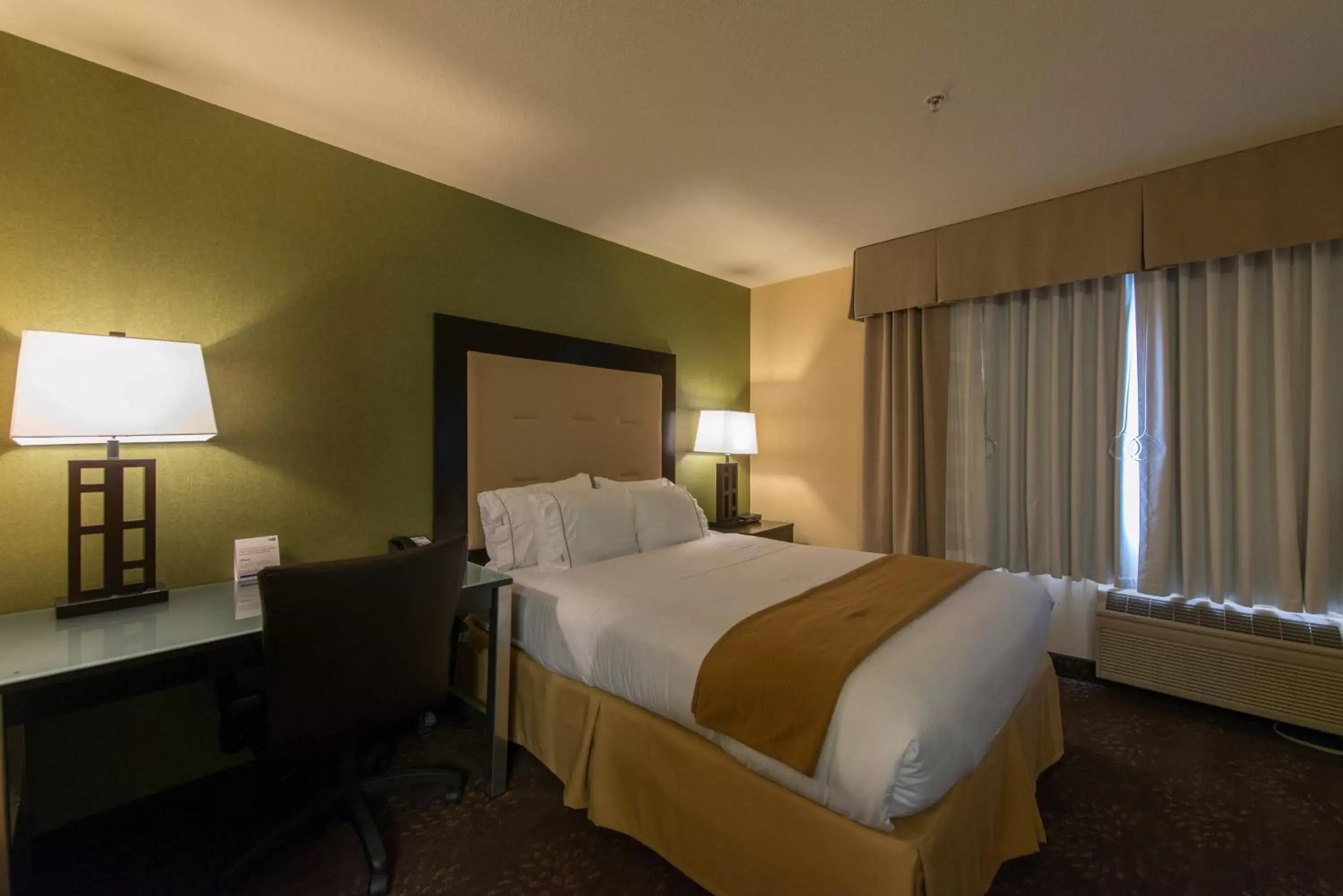 Photo of the whole room, Bed in Holiday Inn Express Portland East - Columbia Gorge, an IHG Hotel