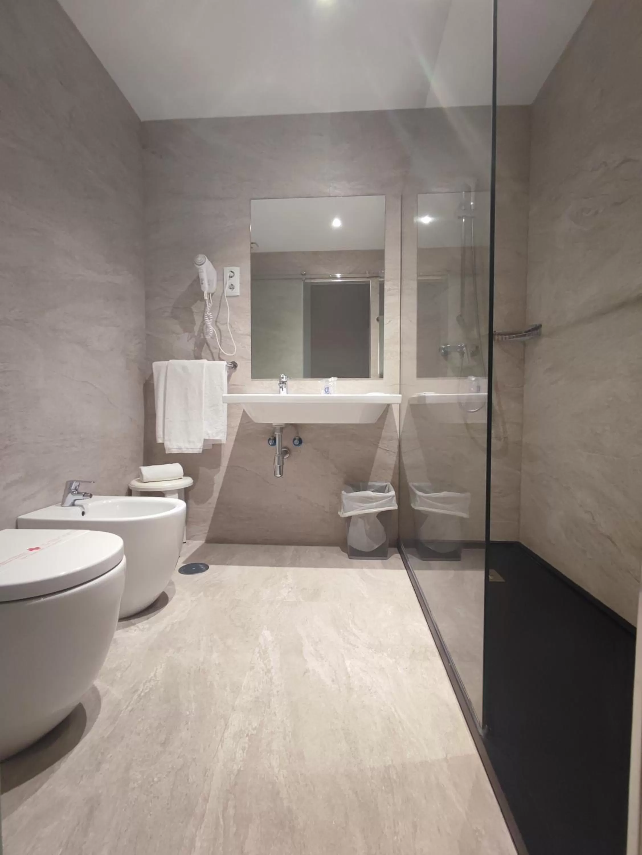 Shower in Hotel Ciudad de Navalcarnero