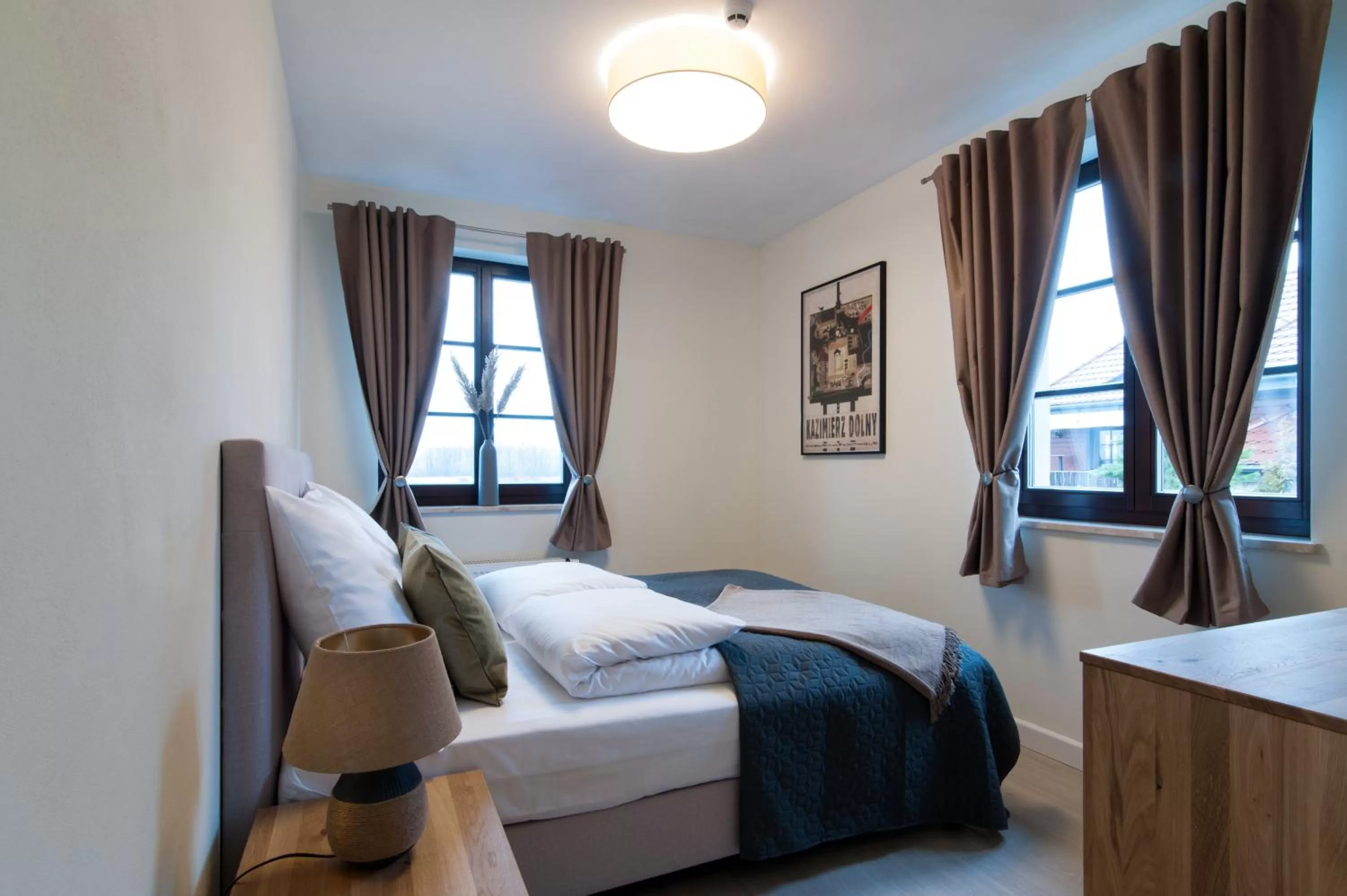 Photo of the whole room, Bed in artROOM