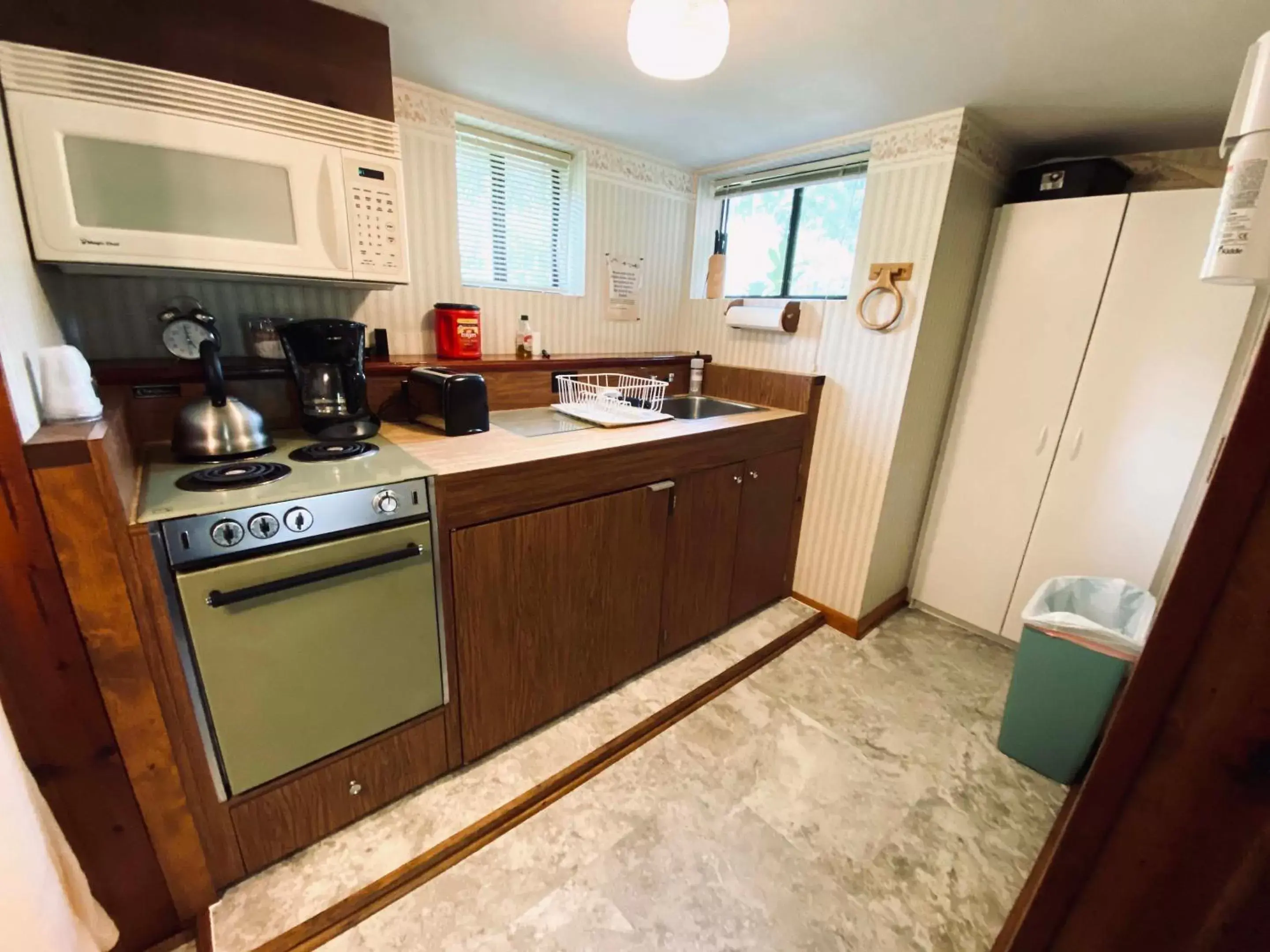 Kitchen or kitchenette, Kitchen/Kitchenette in Foot of the Mountain Motel