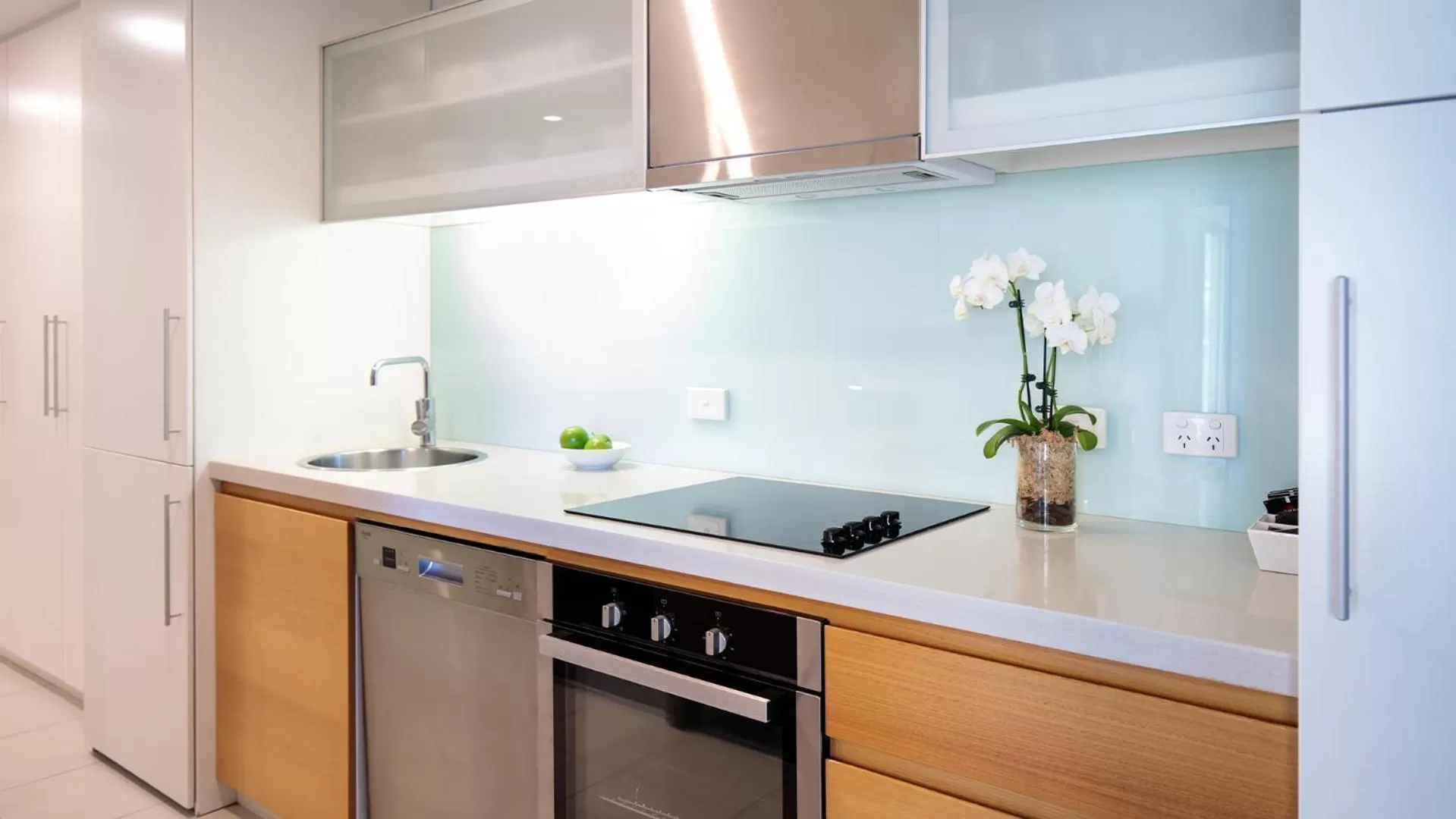 Kitchen or kitchenette in Oaks Glenelg Plaza Pier Suites